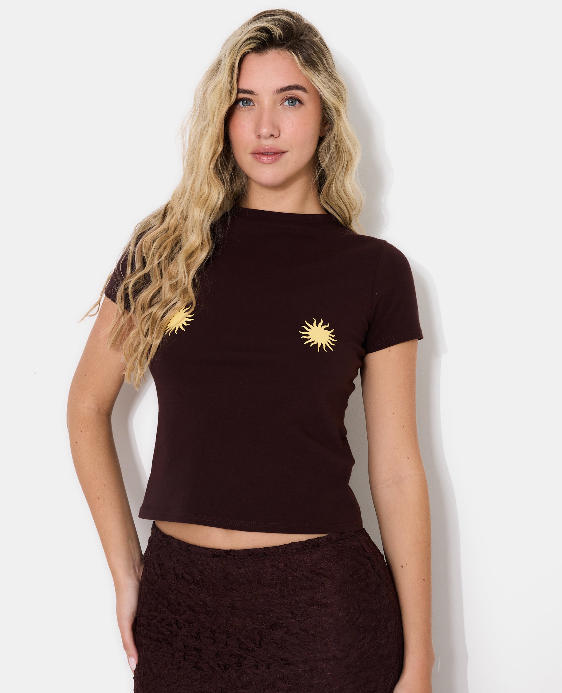 T-shirt ajusté avec prints soleils poitrine