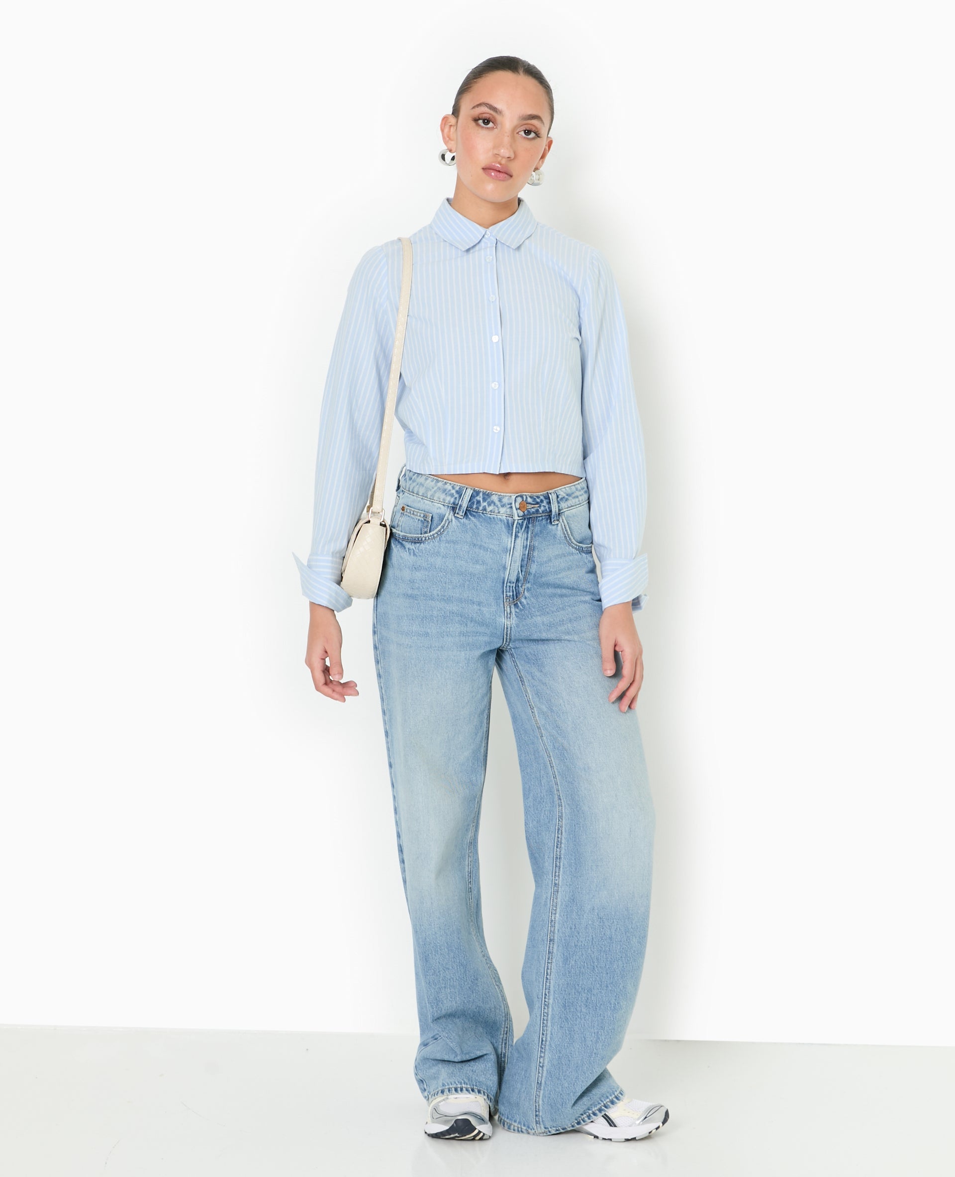 Chemise courte et resserrée avec rayures