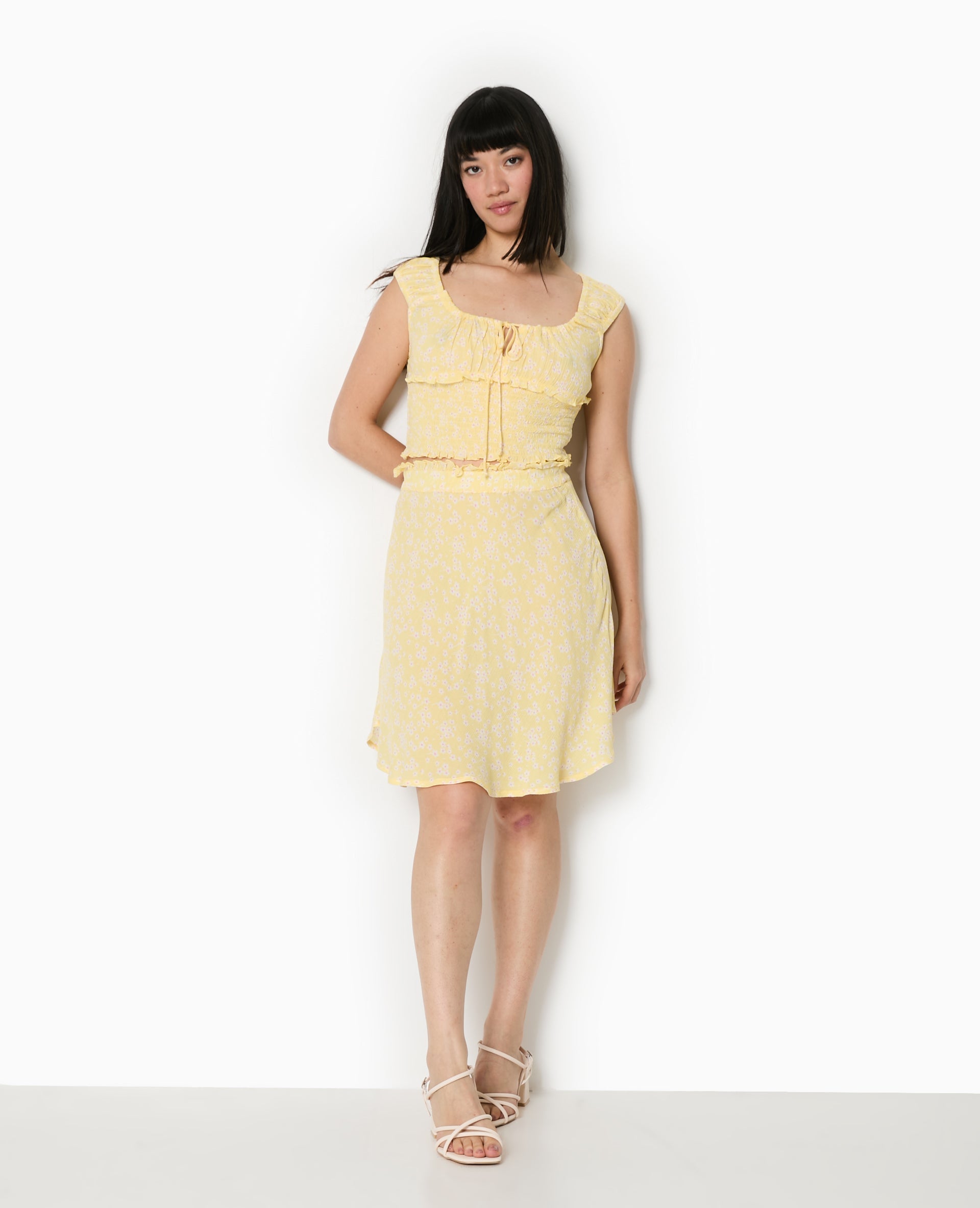 Top court forme empire avec petites fleurs