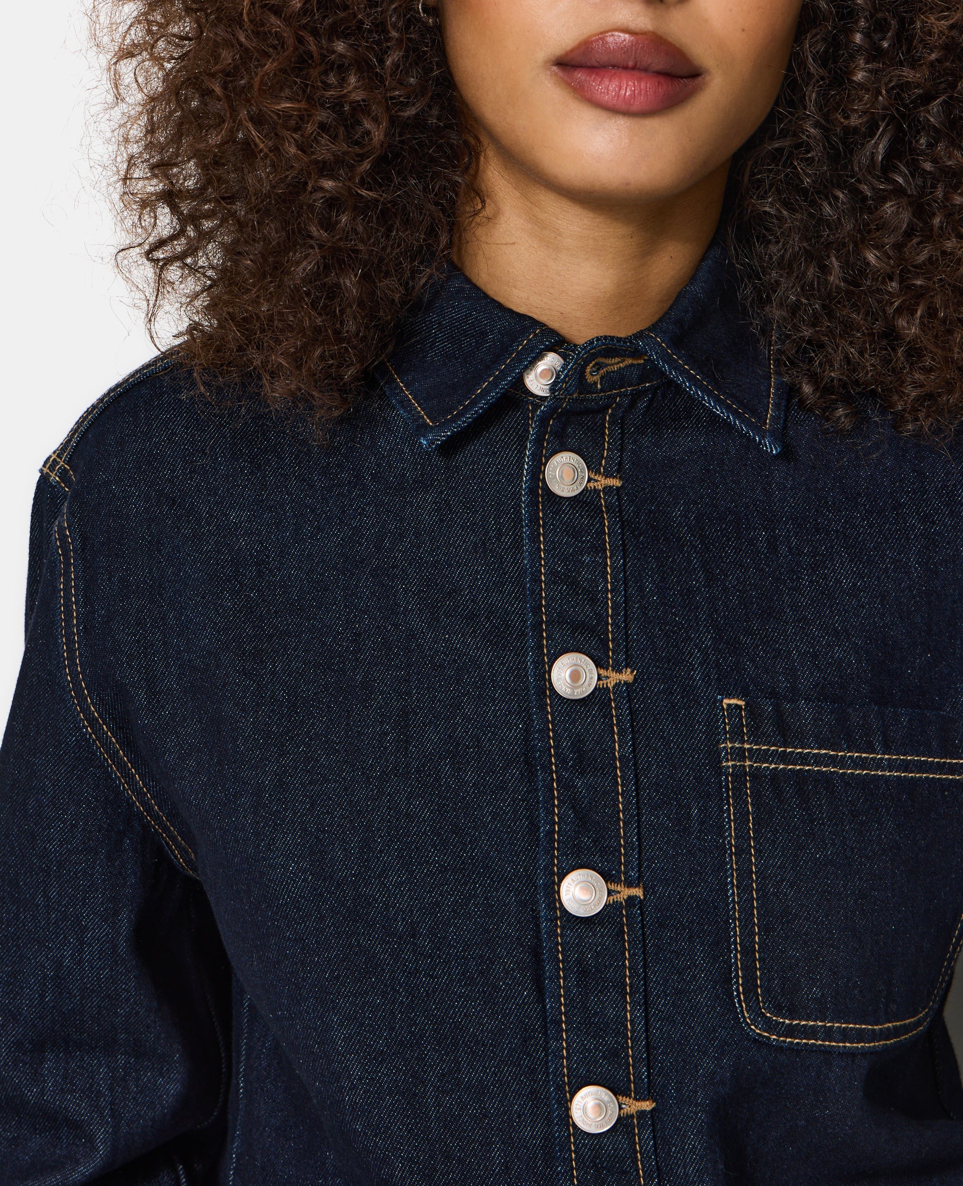 Chemise en jean avec bords zig-zag