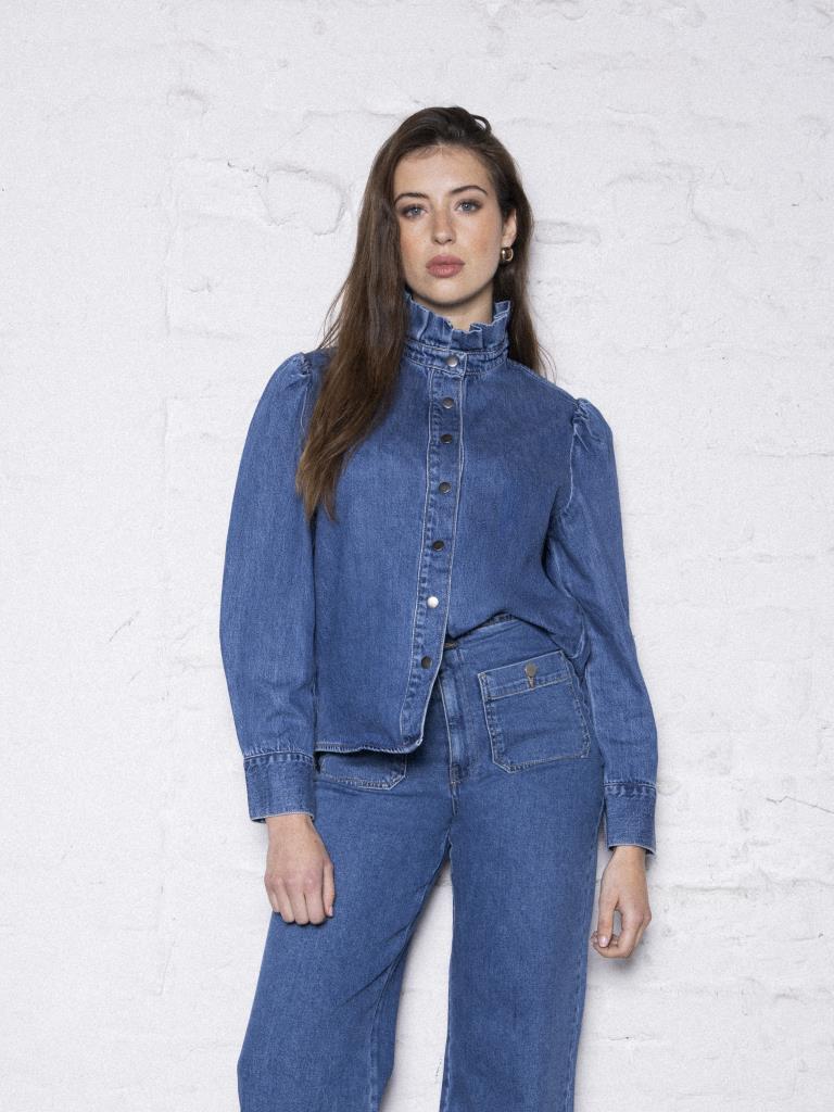 Chemise en jean avec col à volant