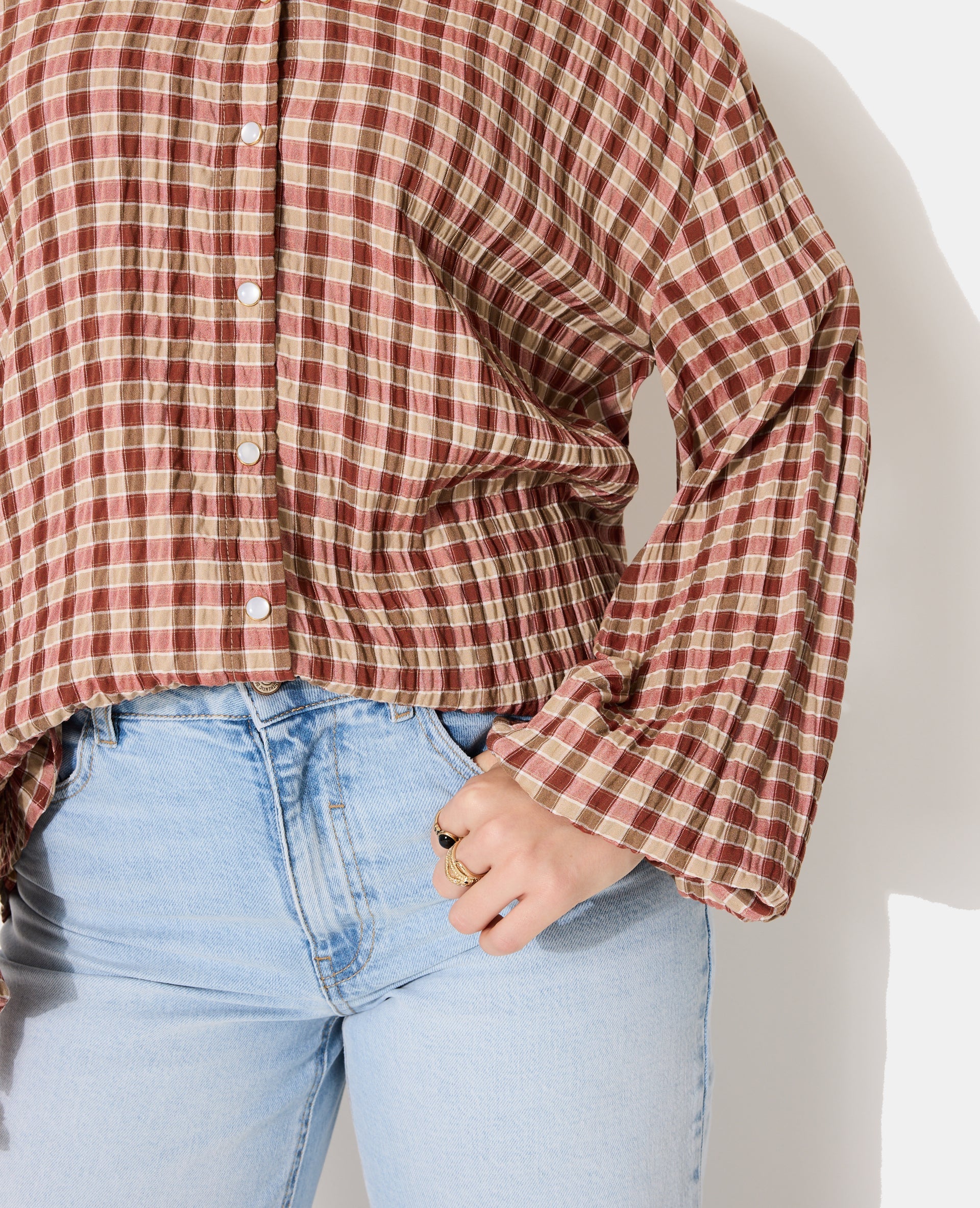 Chemise oversize en tissu gaufré motif carreaux