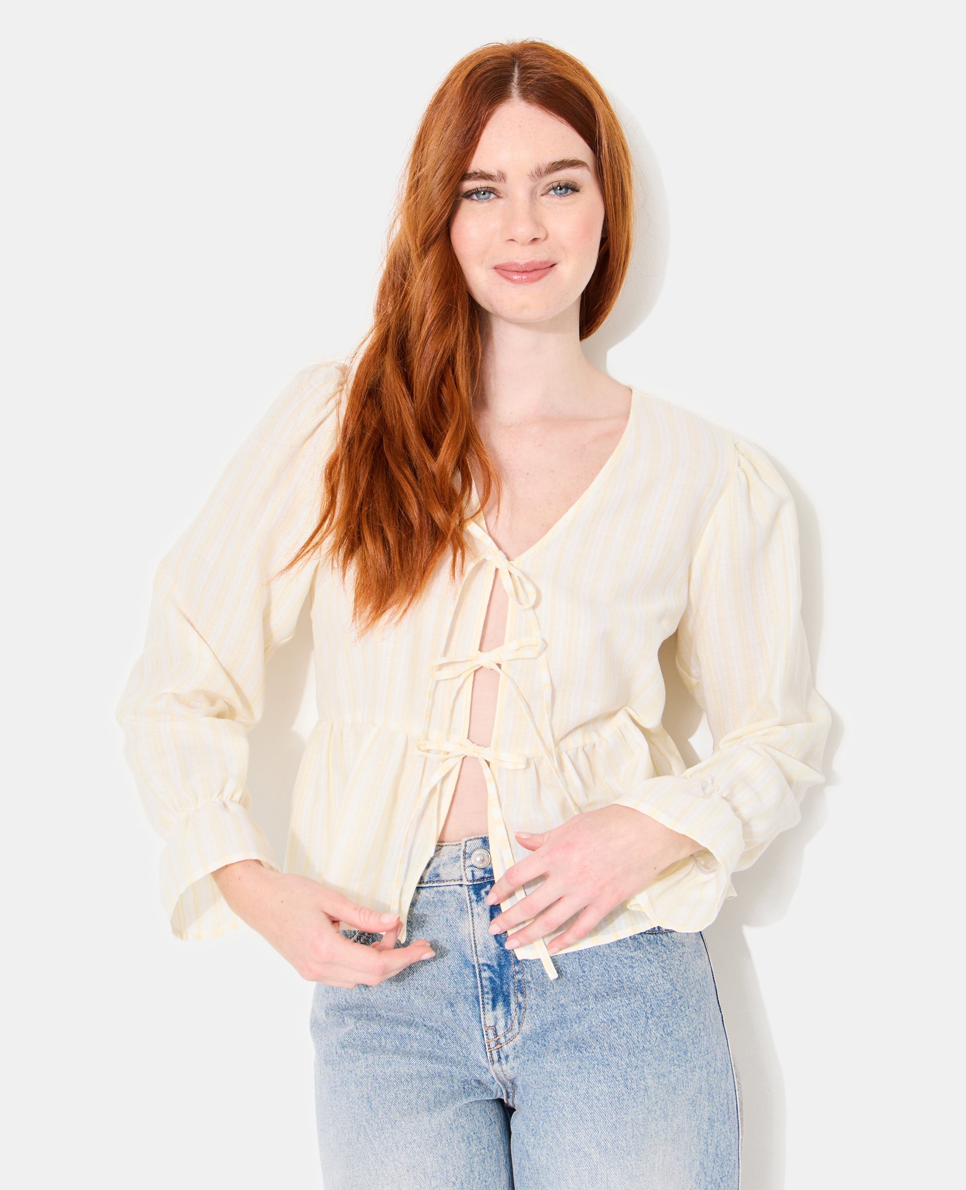 Blouse rayée avec volants et nouettes