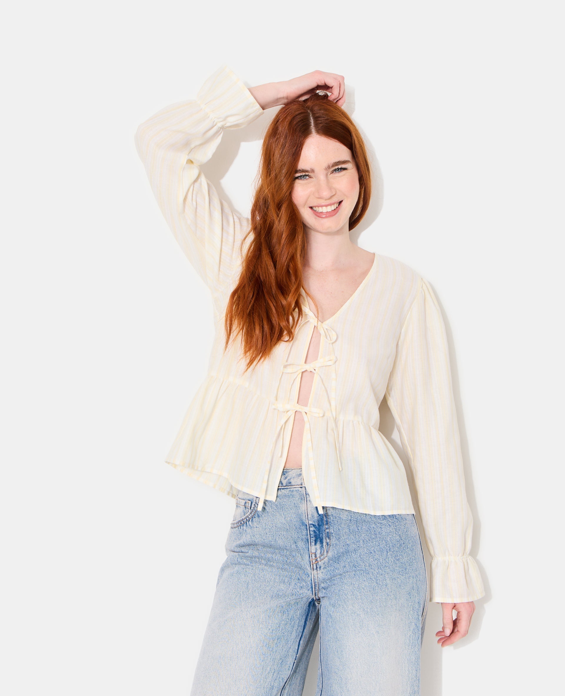 Blouse rayée avec volants et nouettes