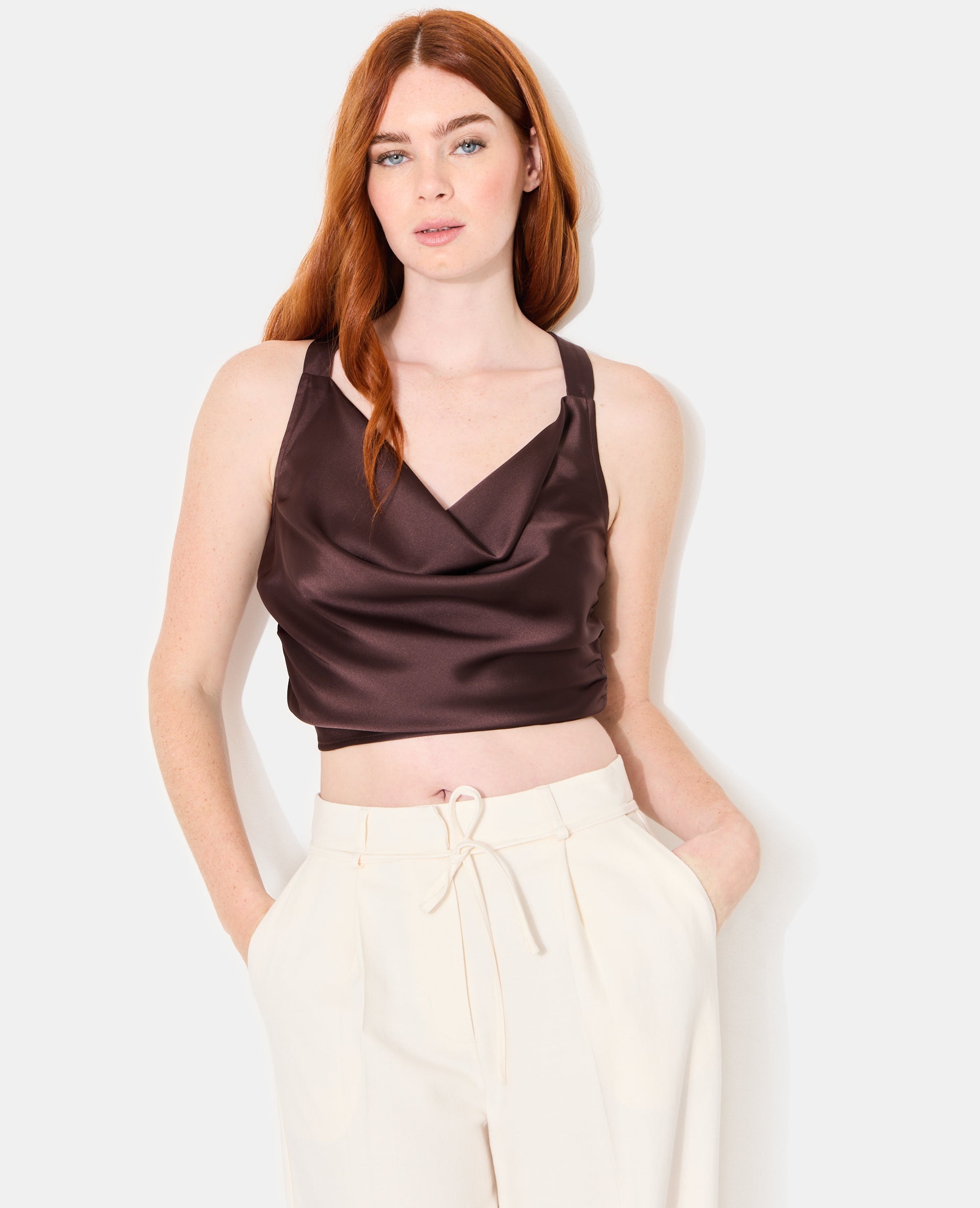 Top en satin col bénitier bretelles croisées dos