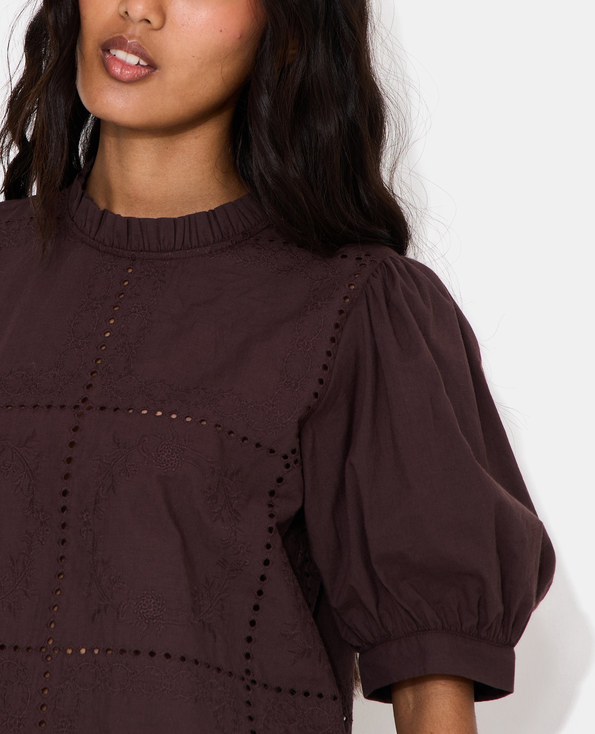 Blouse avec détails ajourés et broderies
