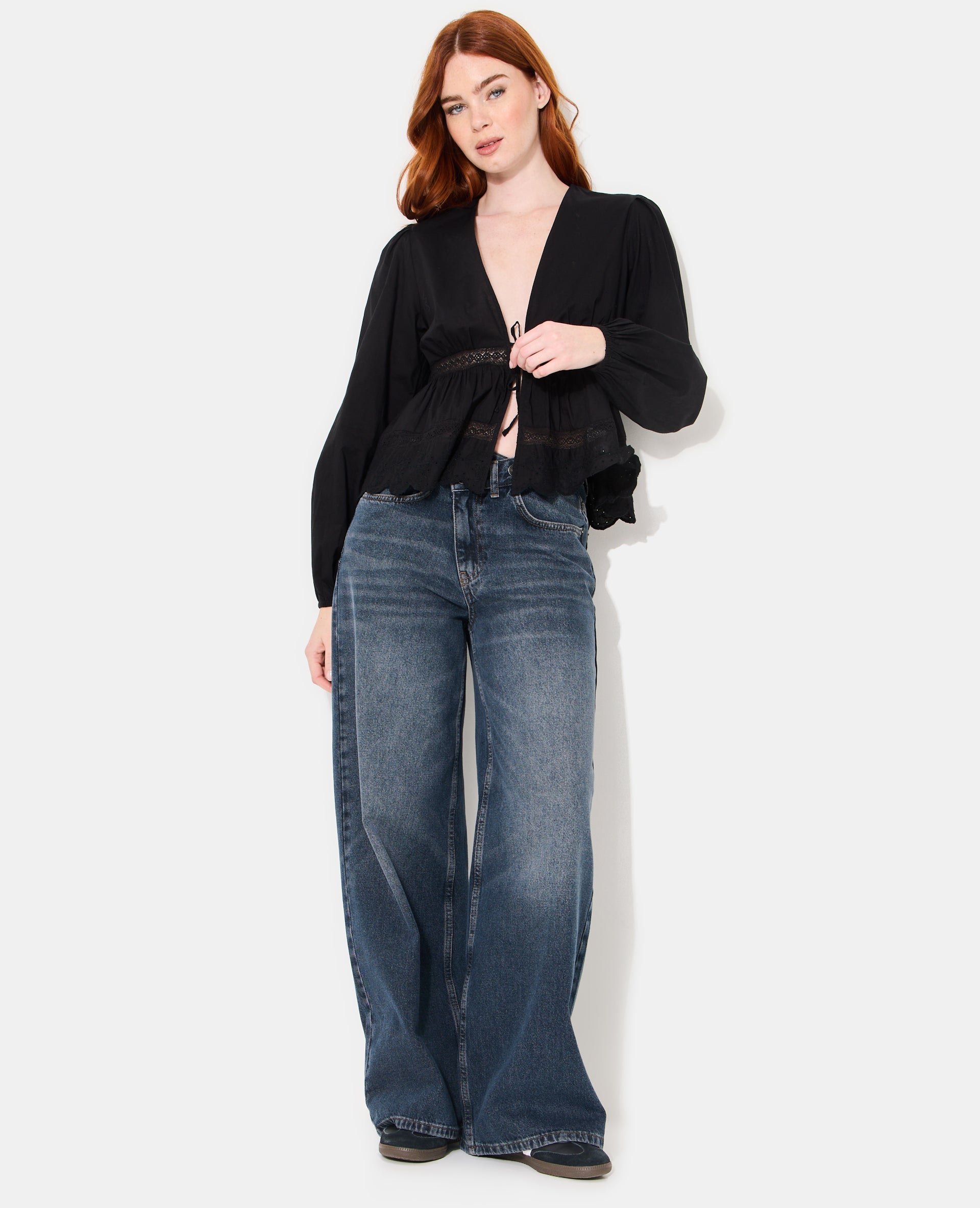 Blouse avec dentelle et nouettes