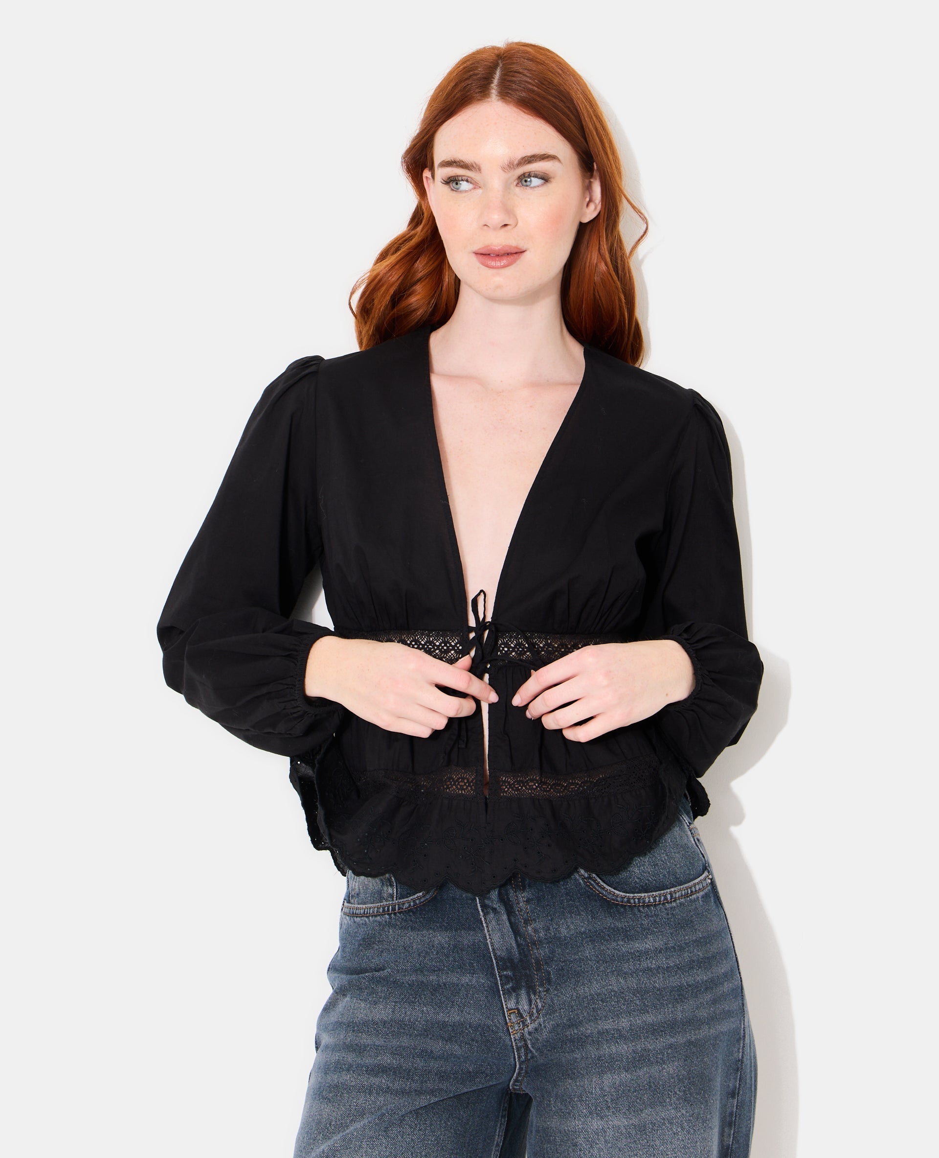 Blouse avec dentelle et nouettes