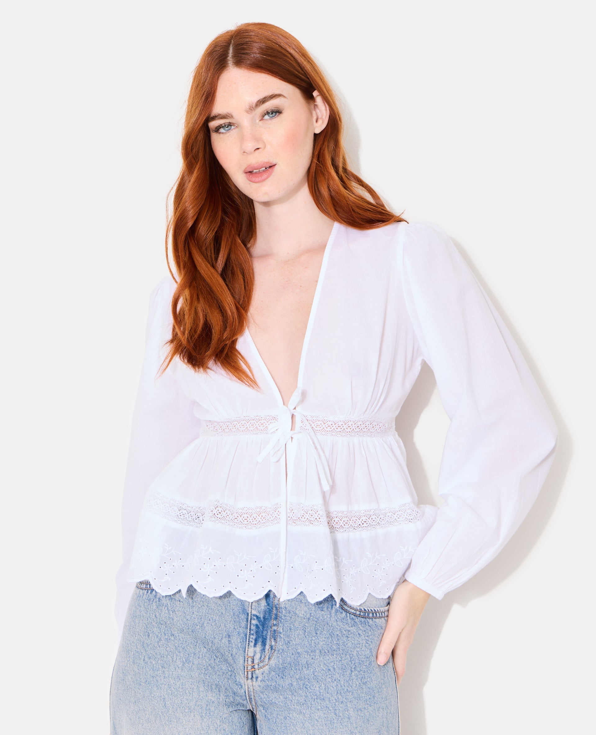 Blouse avec dentelle et nouettes
