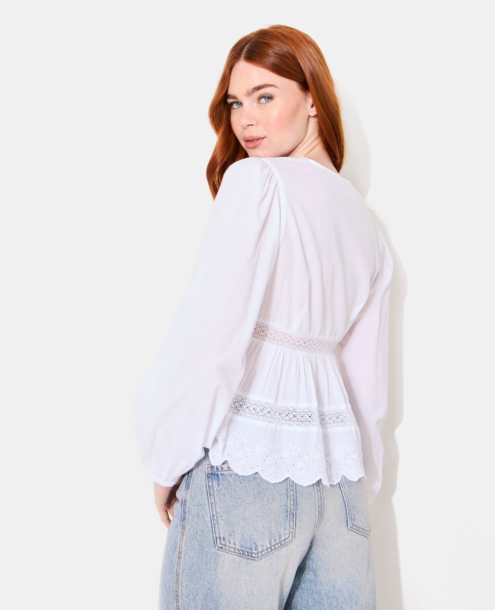 Blouse avec dentelle et nouettes