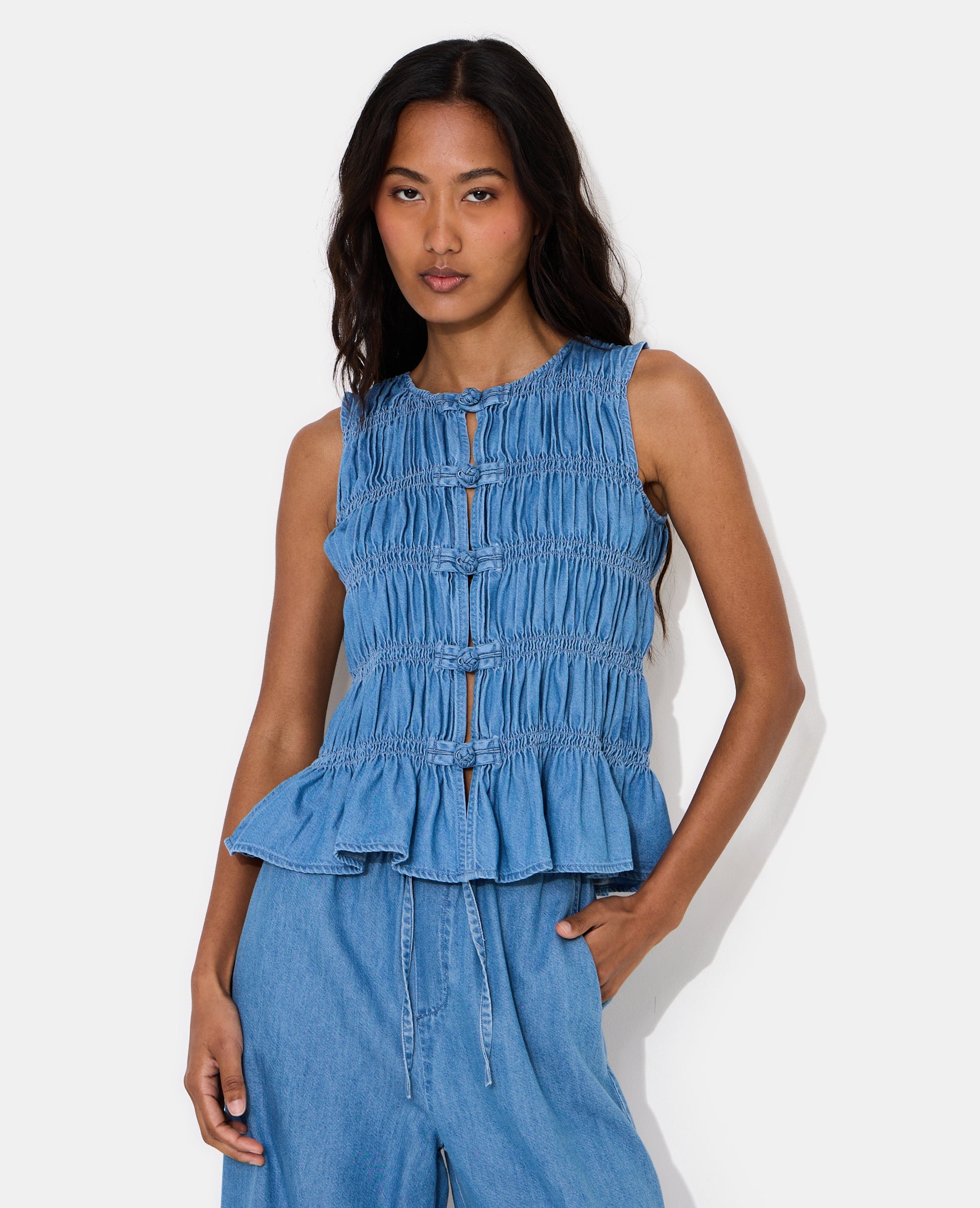 Top effet jean avec smocks et boutons brandebourg
