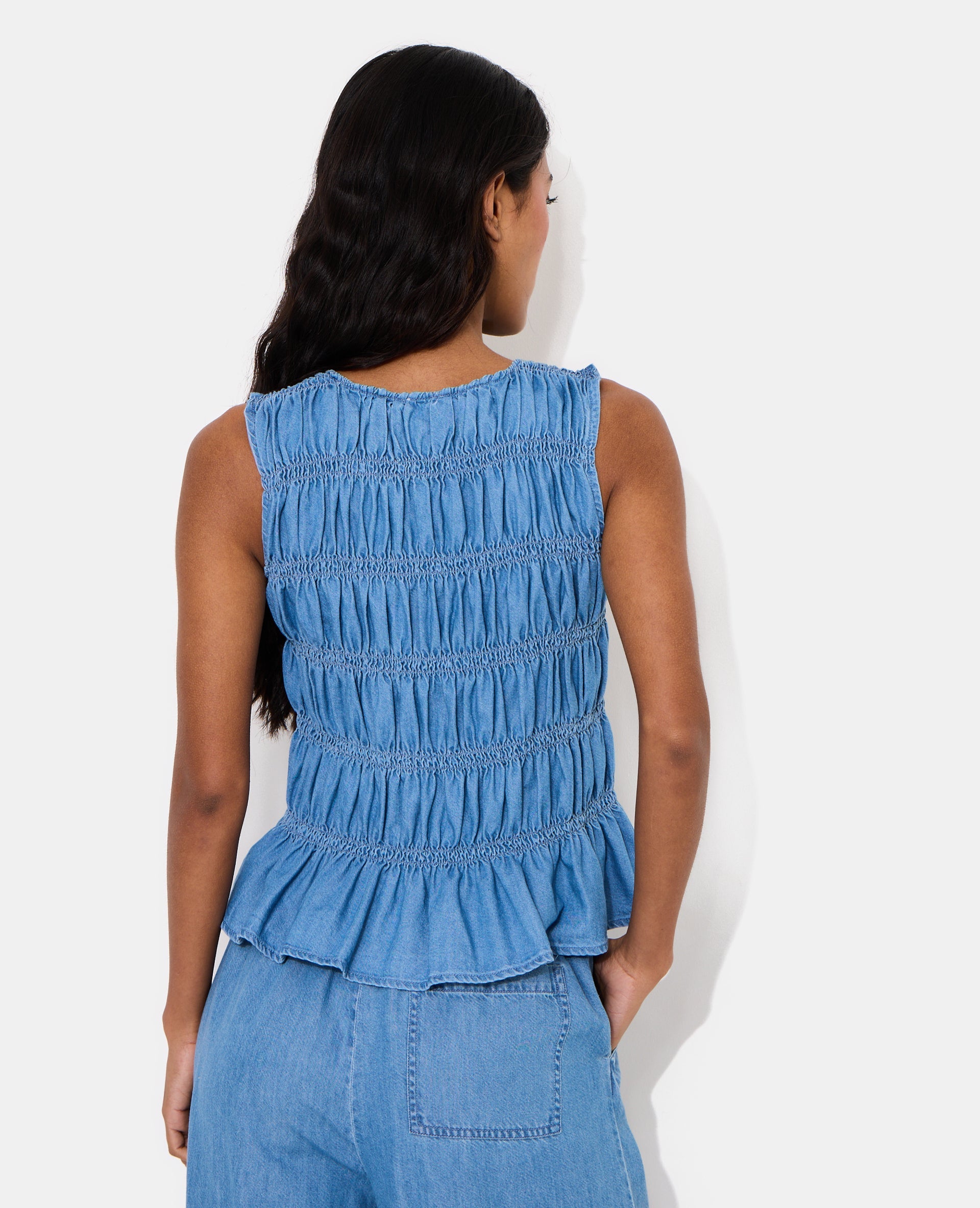 Top effet jean avec smocks et boutons brandebourg