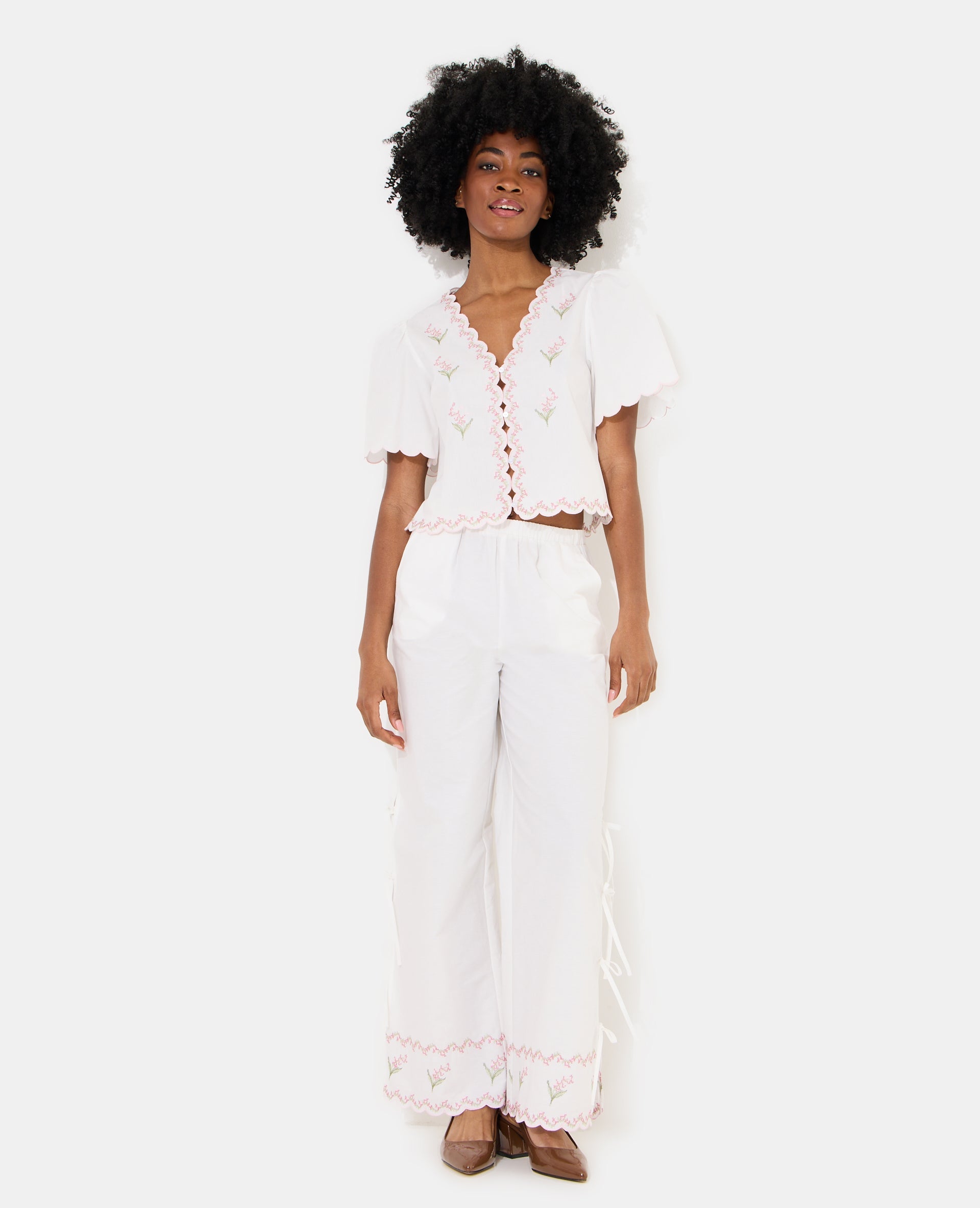 Blouse manches courtes avec fleurs points de croix
