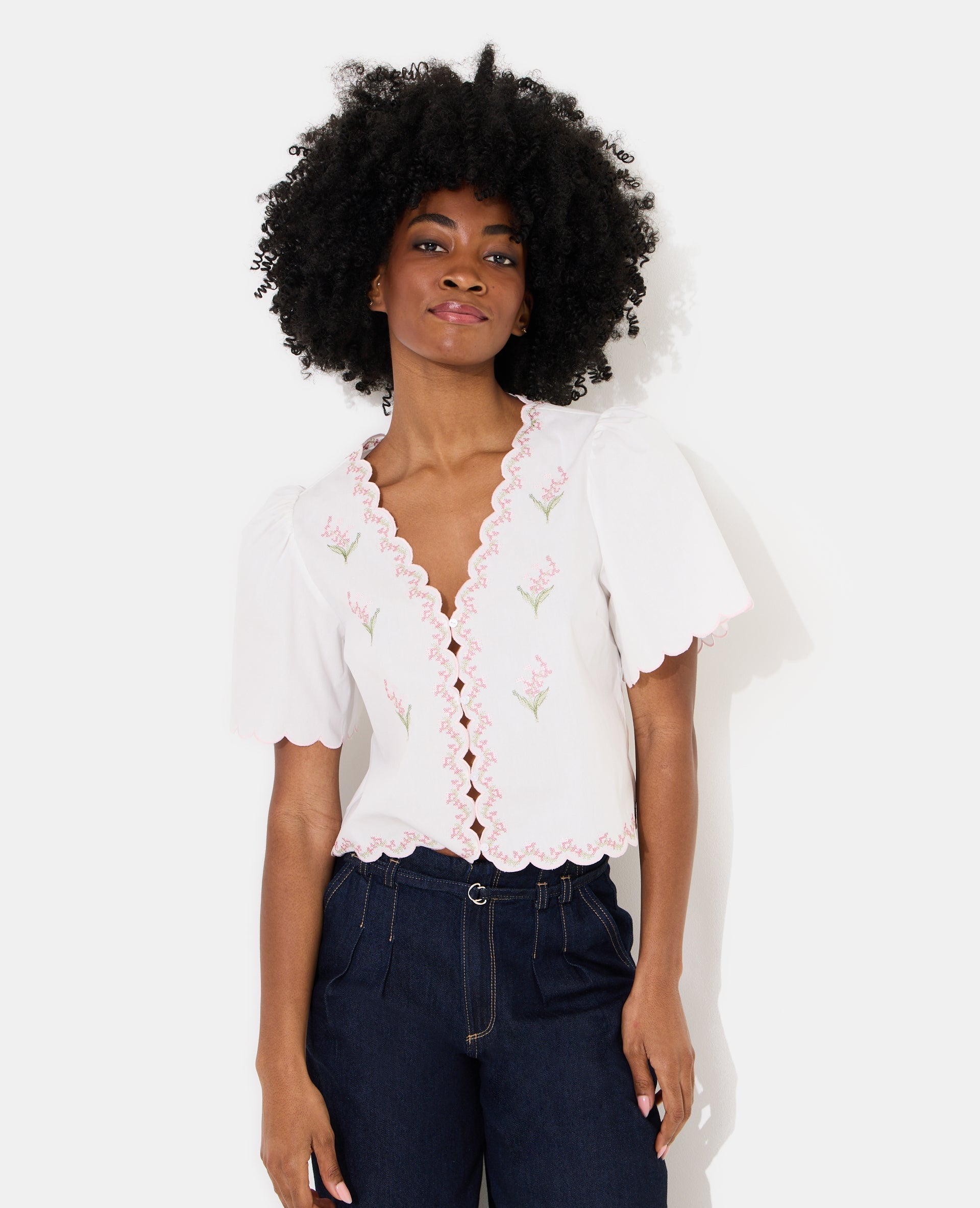 Blouse manches courtes avec fleurs points de croix