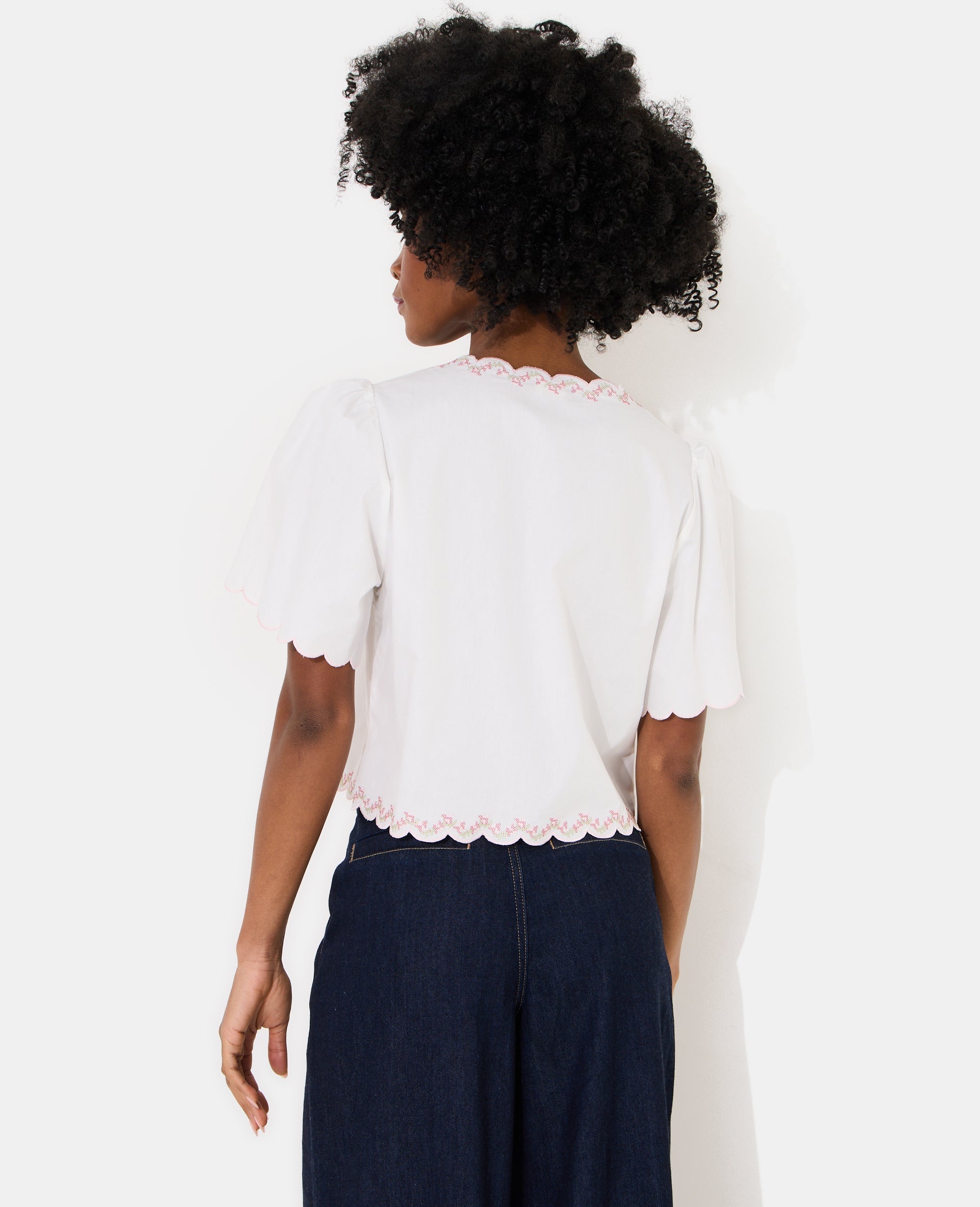 Blouse manches courtes avec fleurs points de croix