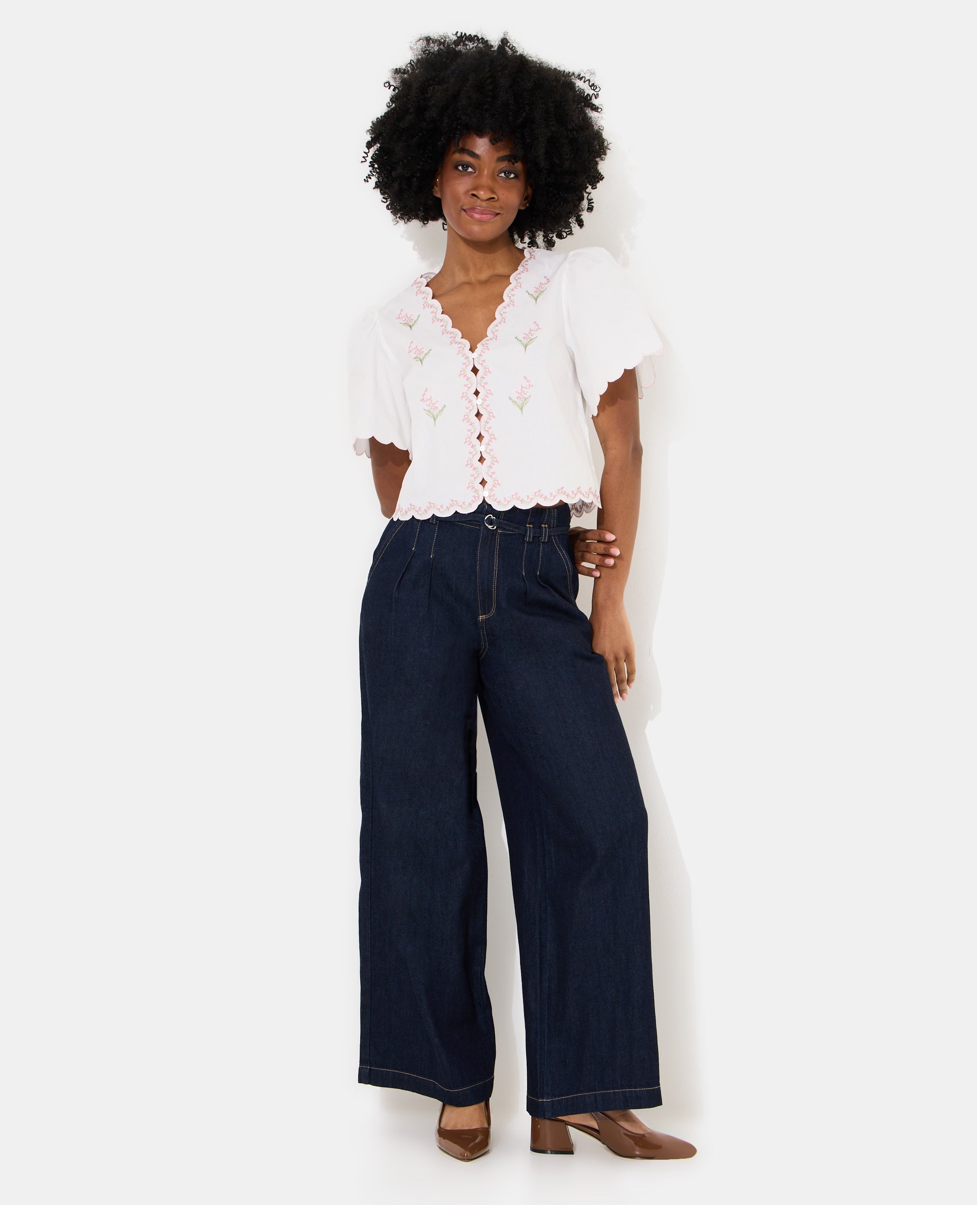 Blouse manches courtes avec fleurs points de croix