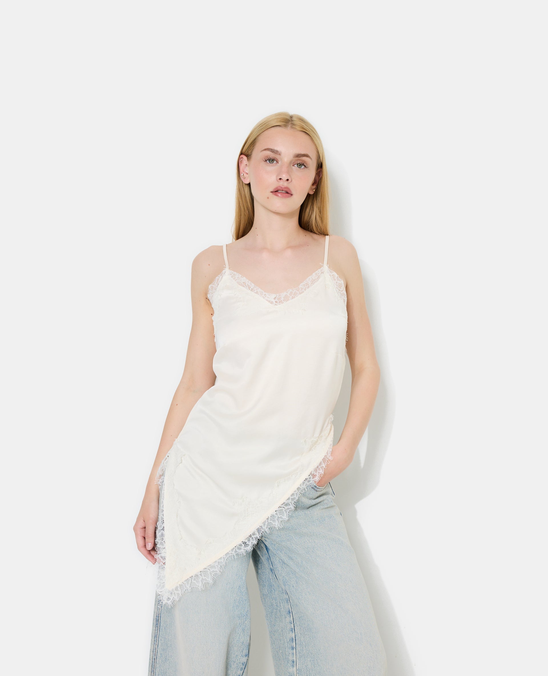 Top asymétrique satin et dentelle esprit lingerie