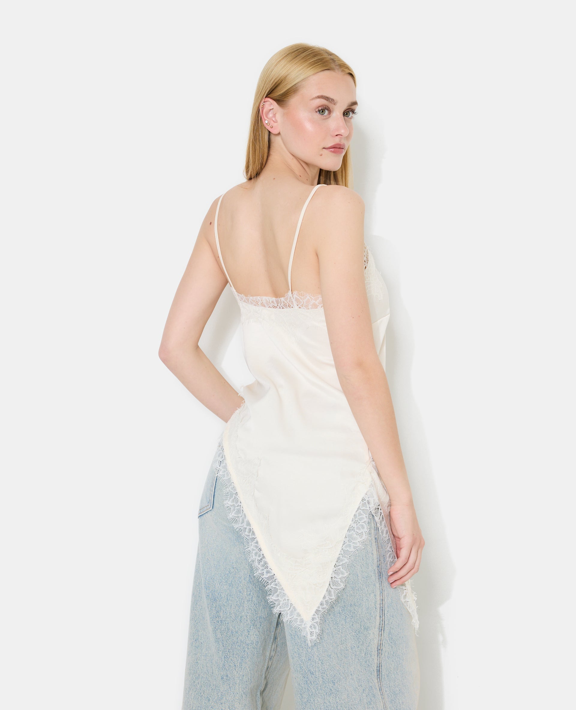 Top asymétrique satin et dentelle esprit lingerie