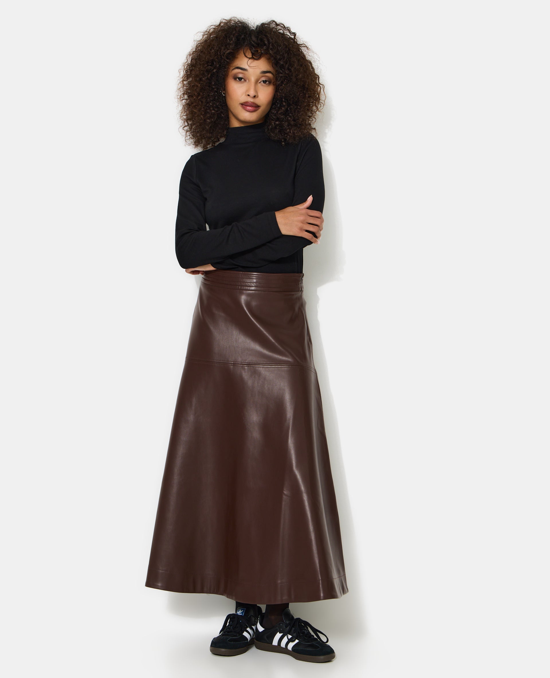 Jupe longue et évasée en simili avec jeux de couture