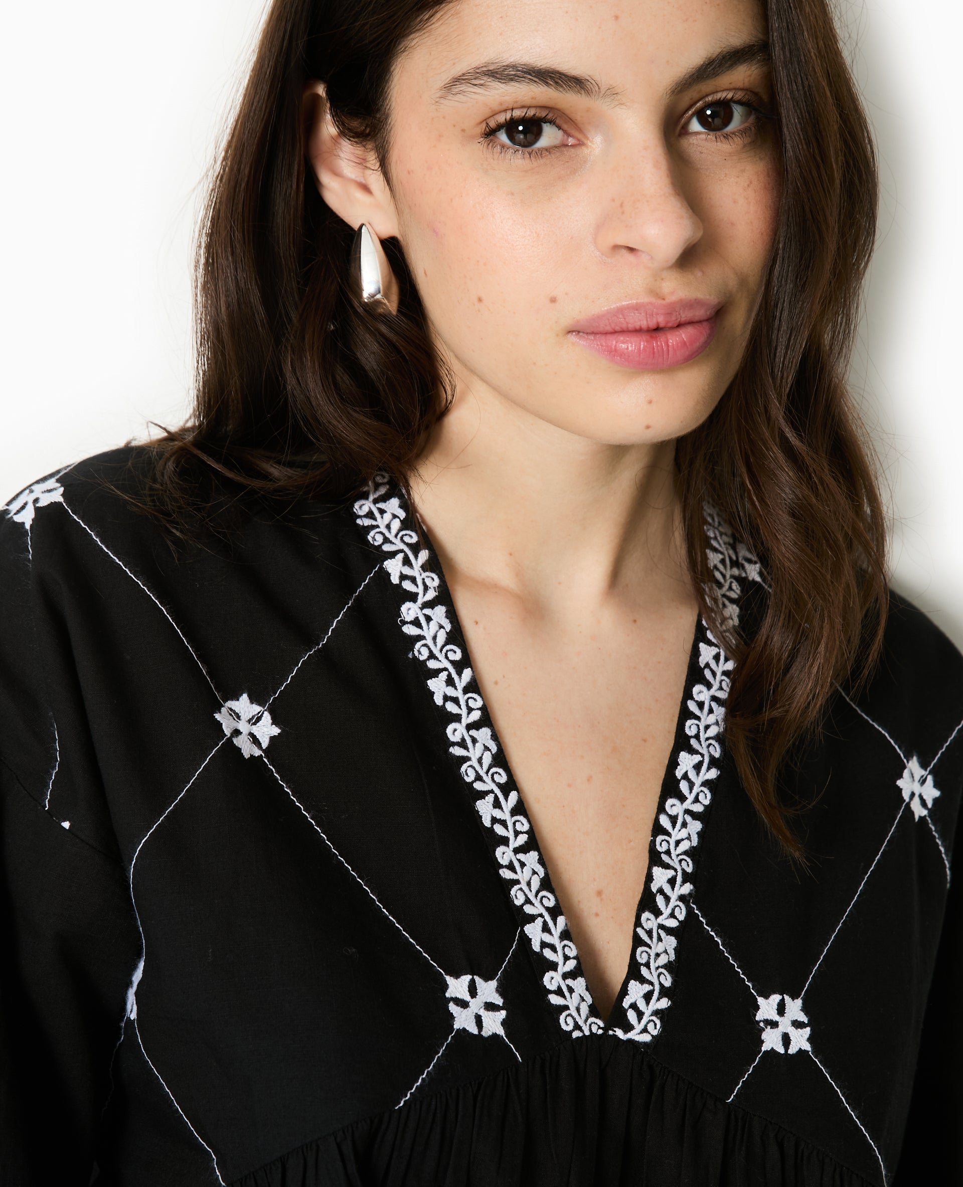 Robe brodée manches longues