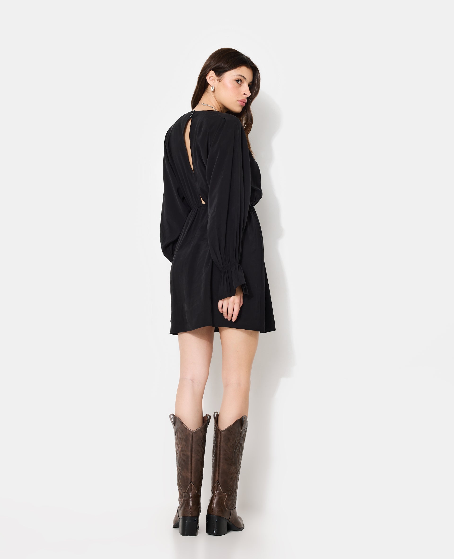 Robe courte avec taille élastiquée en tissu fluide