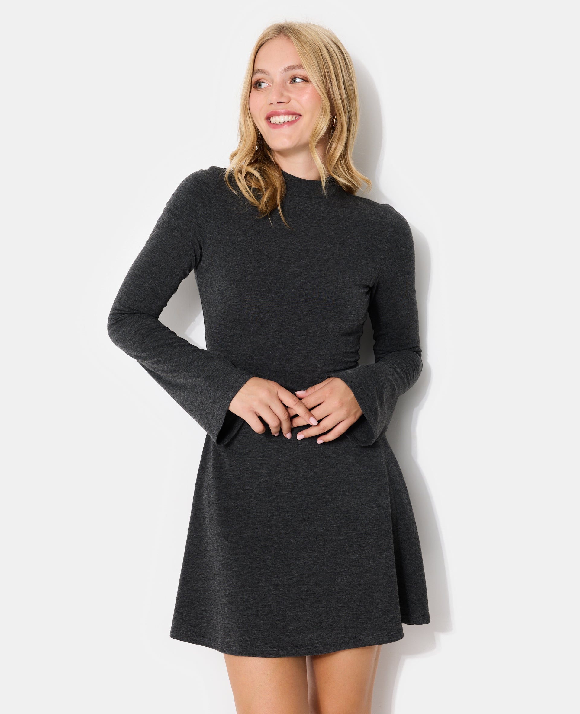 Robe courte patineuse avec manches flare