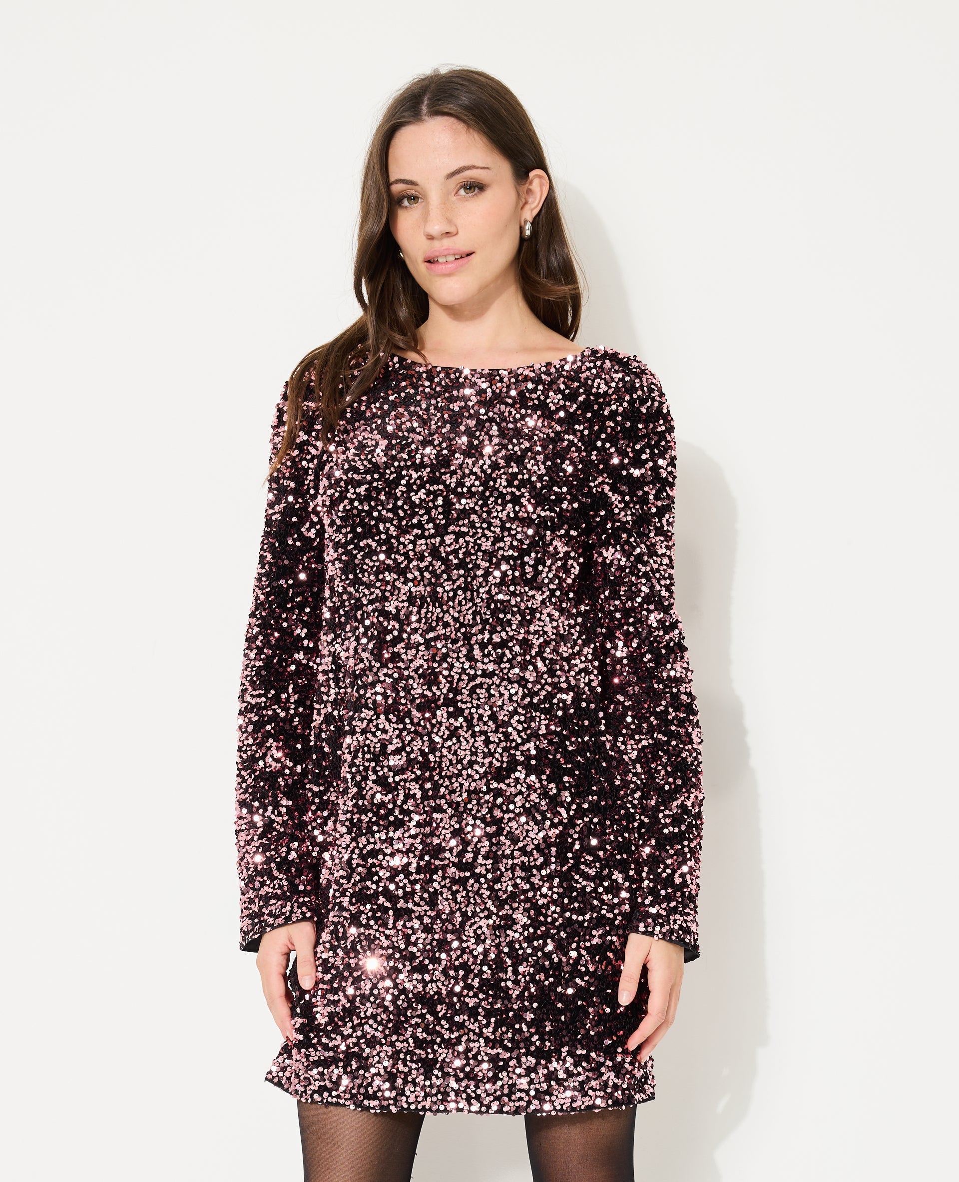 Robe courte dos V avec sequins