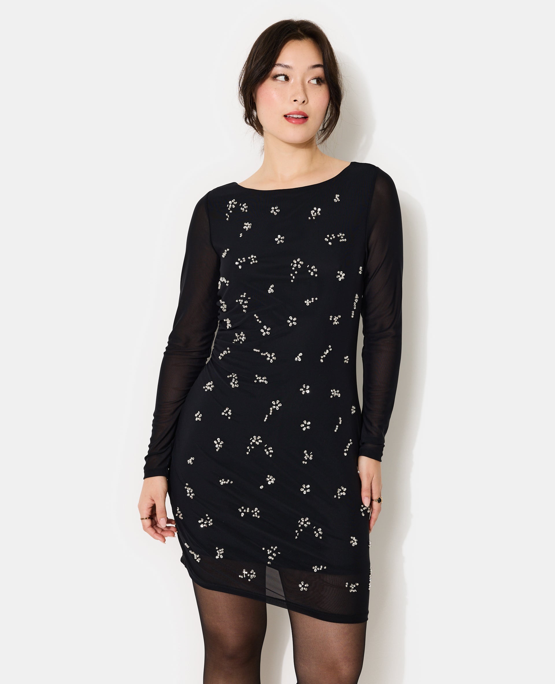 Robe courte en résille avec perles et sequins