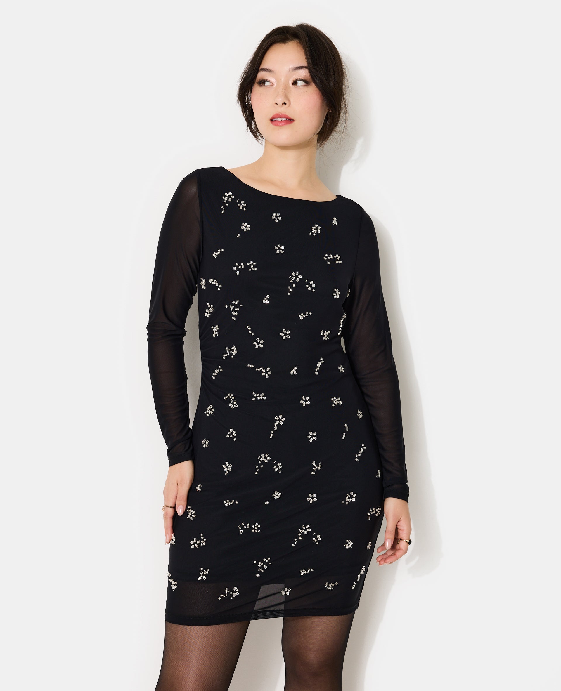 Robe courte en résille avec perles et sequins