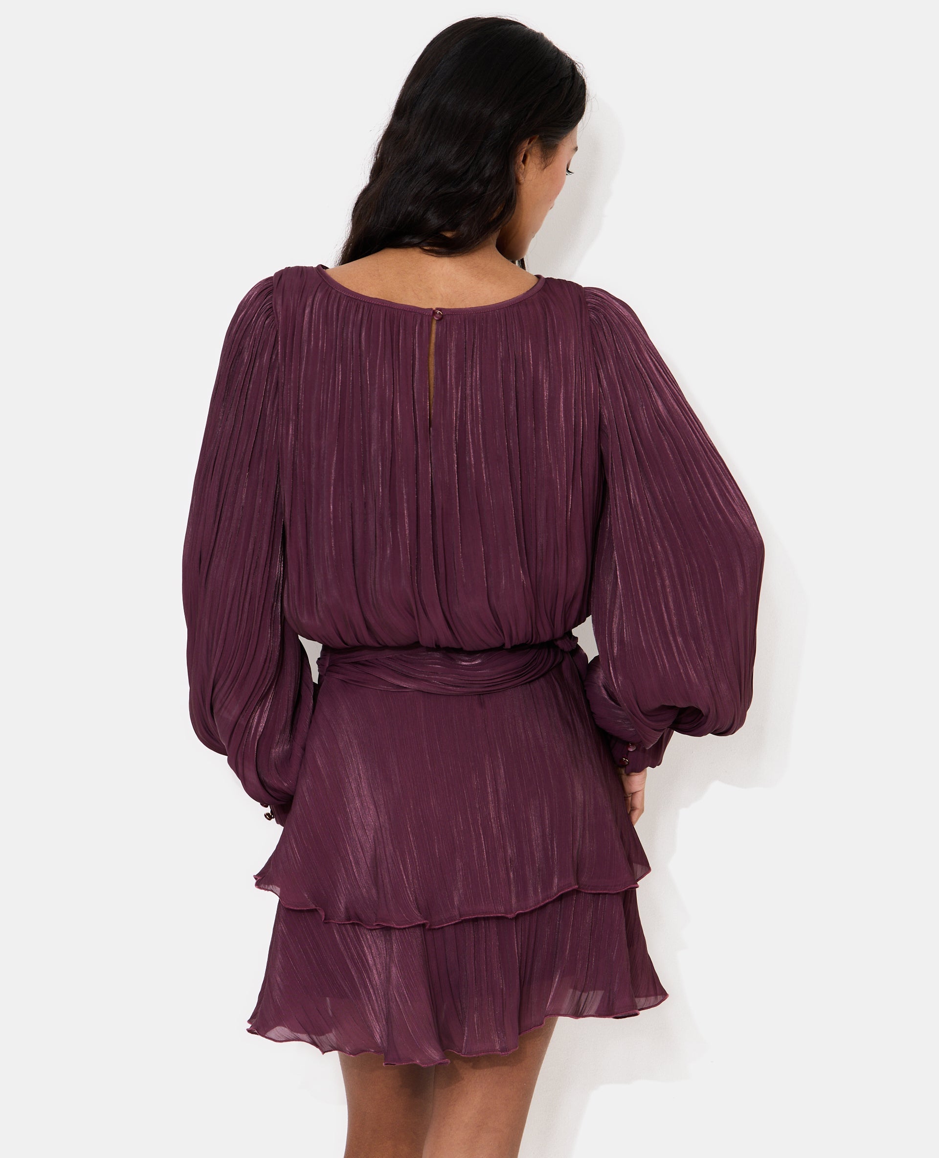 Robe en tissu brillant avec effet drapé