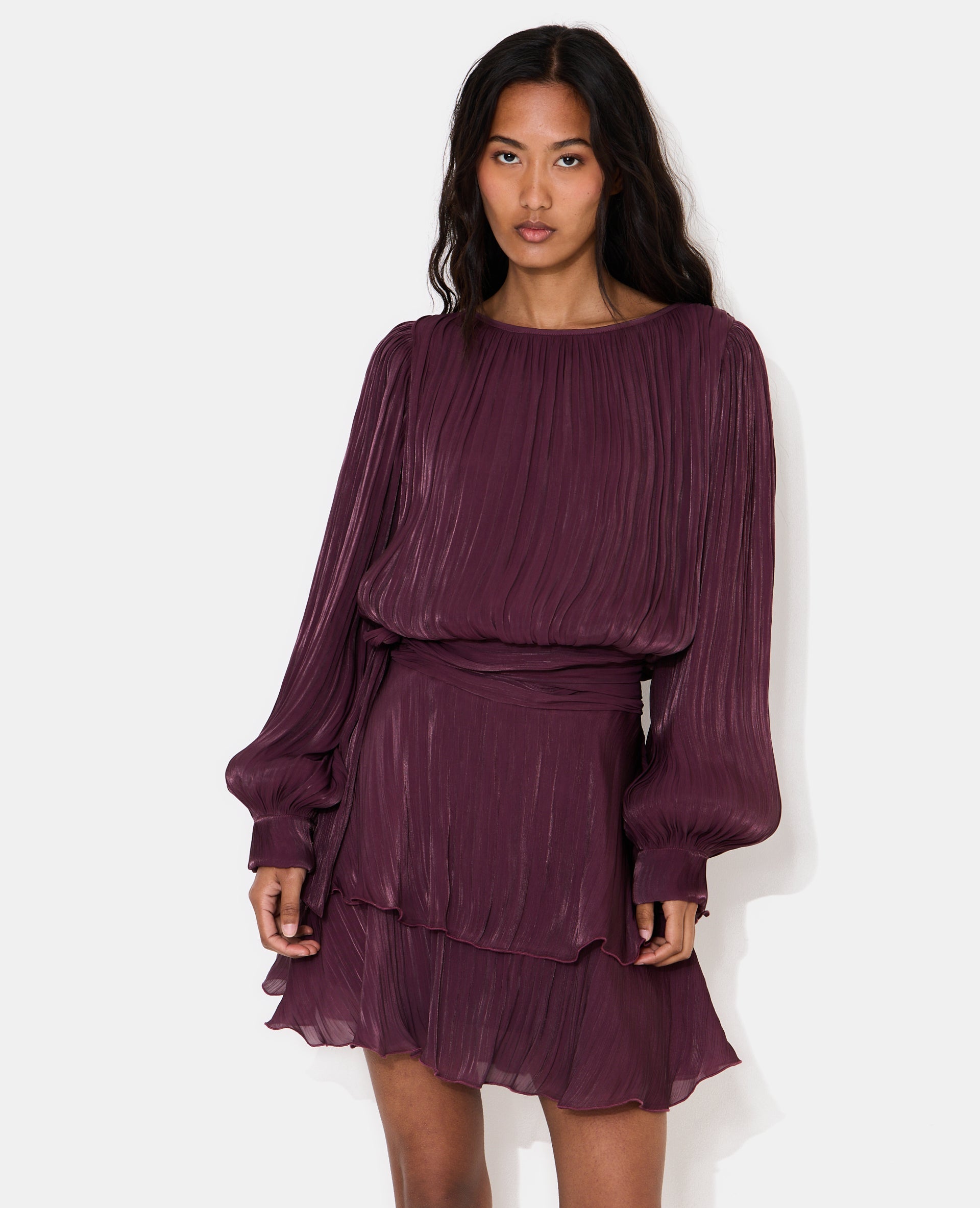 Robe en tissu brillant avec effet drapé