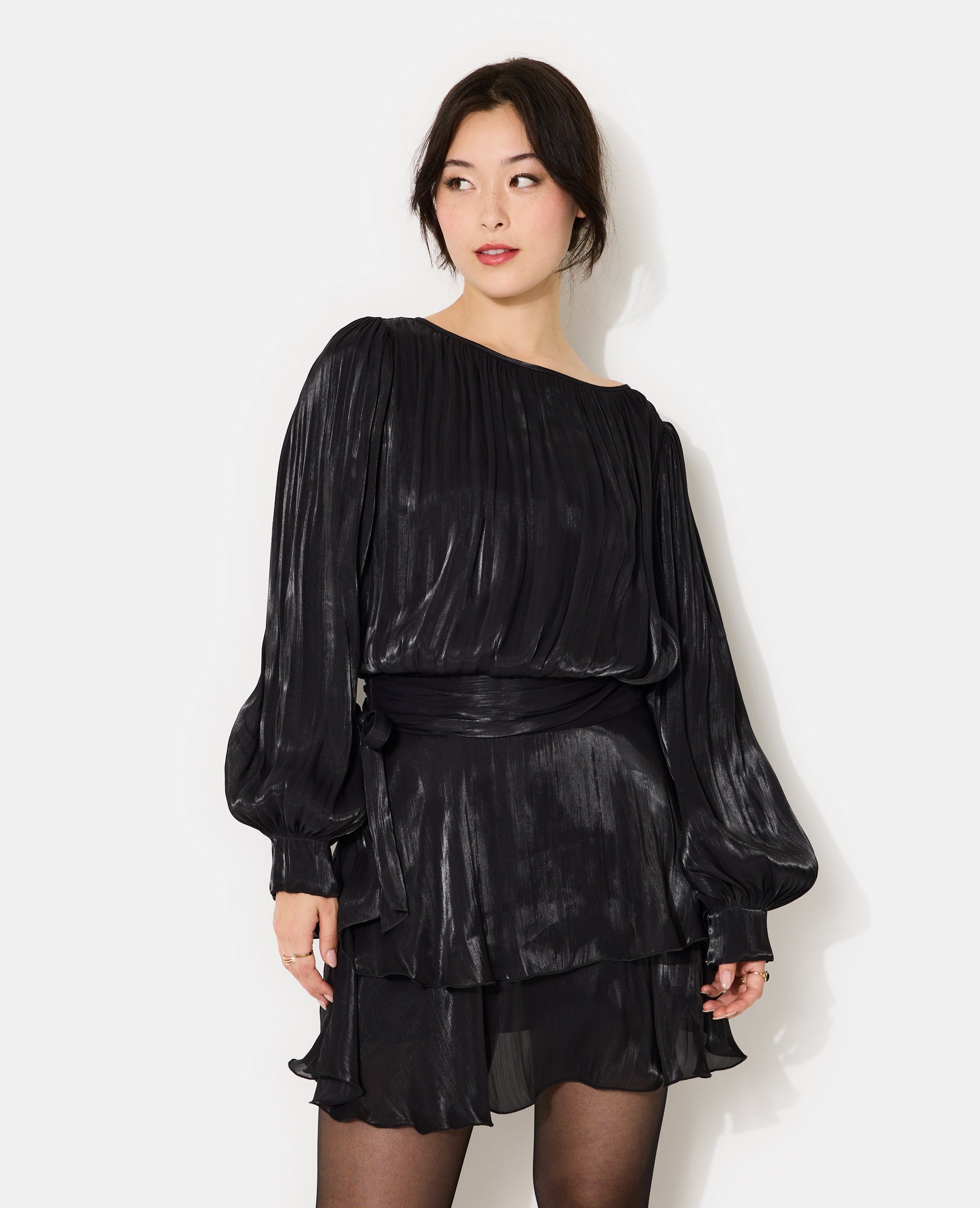 Robe en tissu brillant avec effet drapé