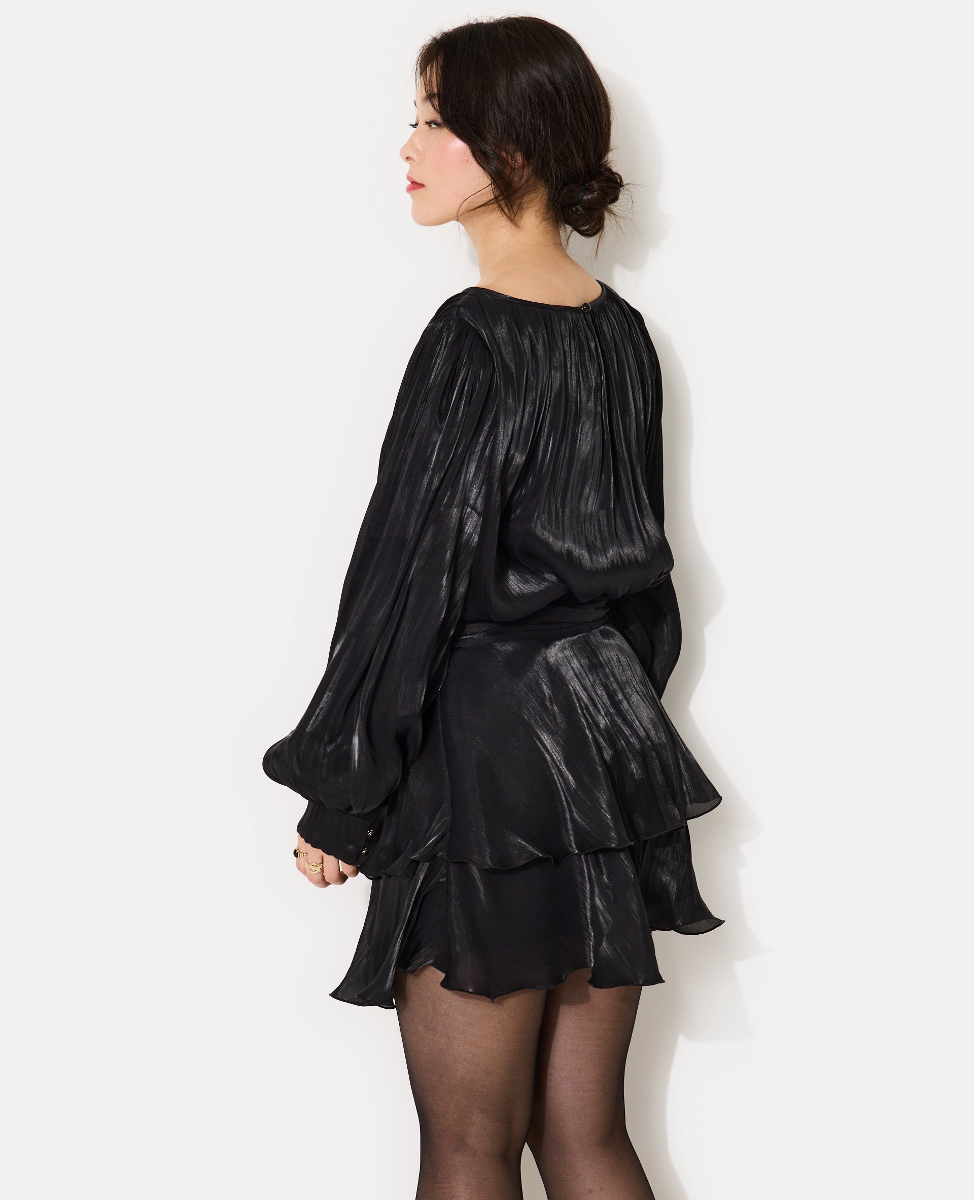 Robe en tissu brillant avec effet drapé