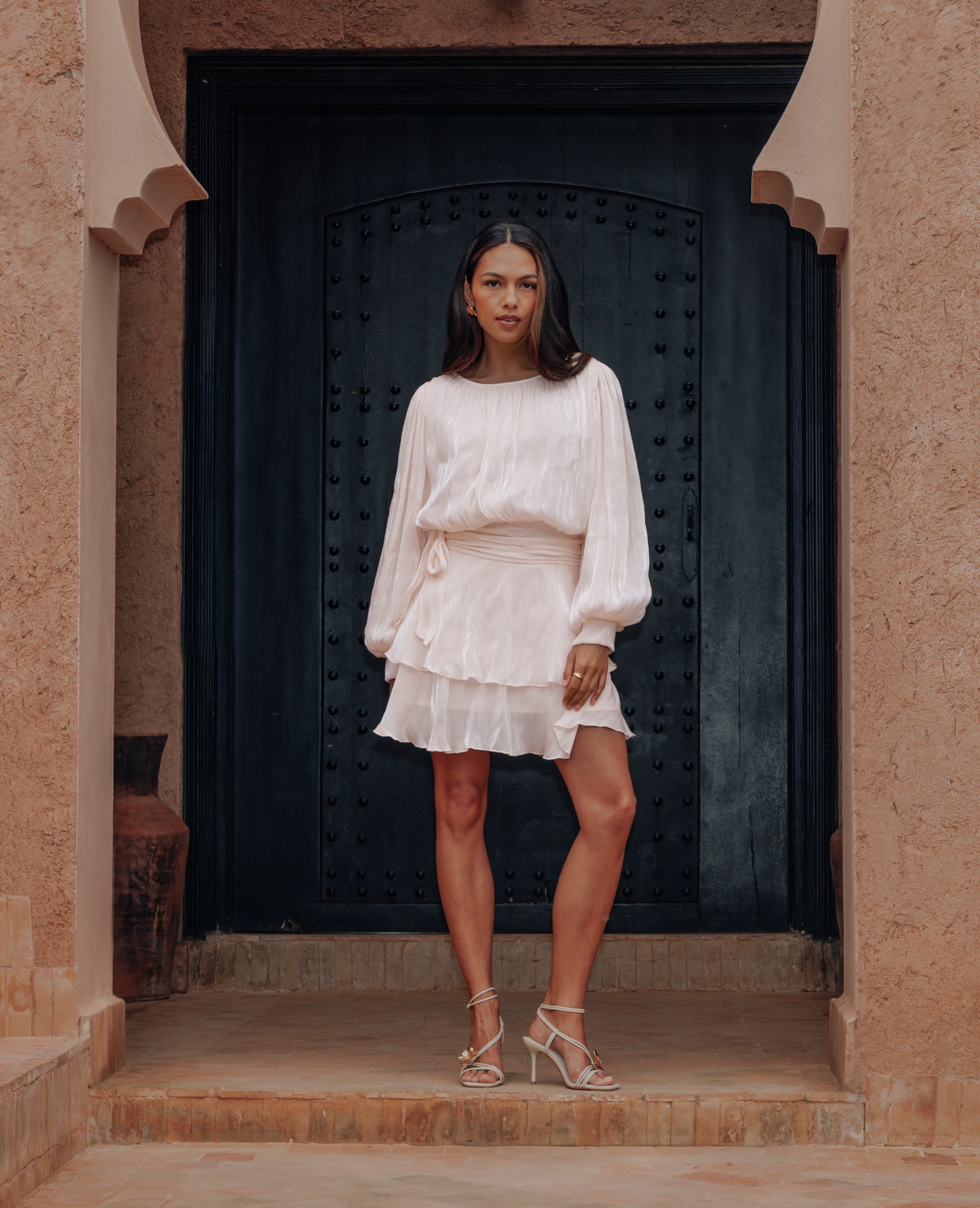 Robe en tissu brillant avec effet drapé