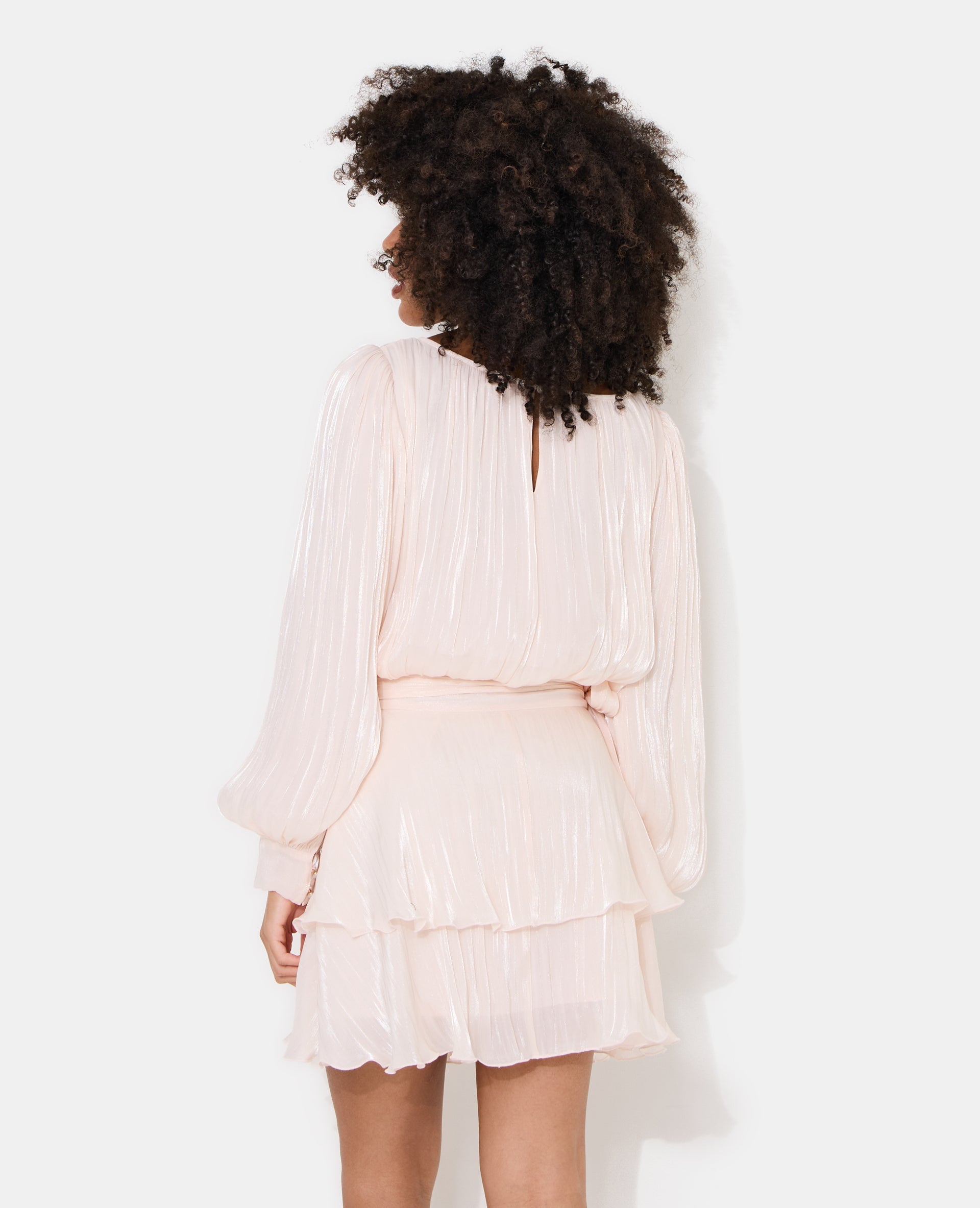Robe en tissu brillant avec effet drapé