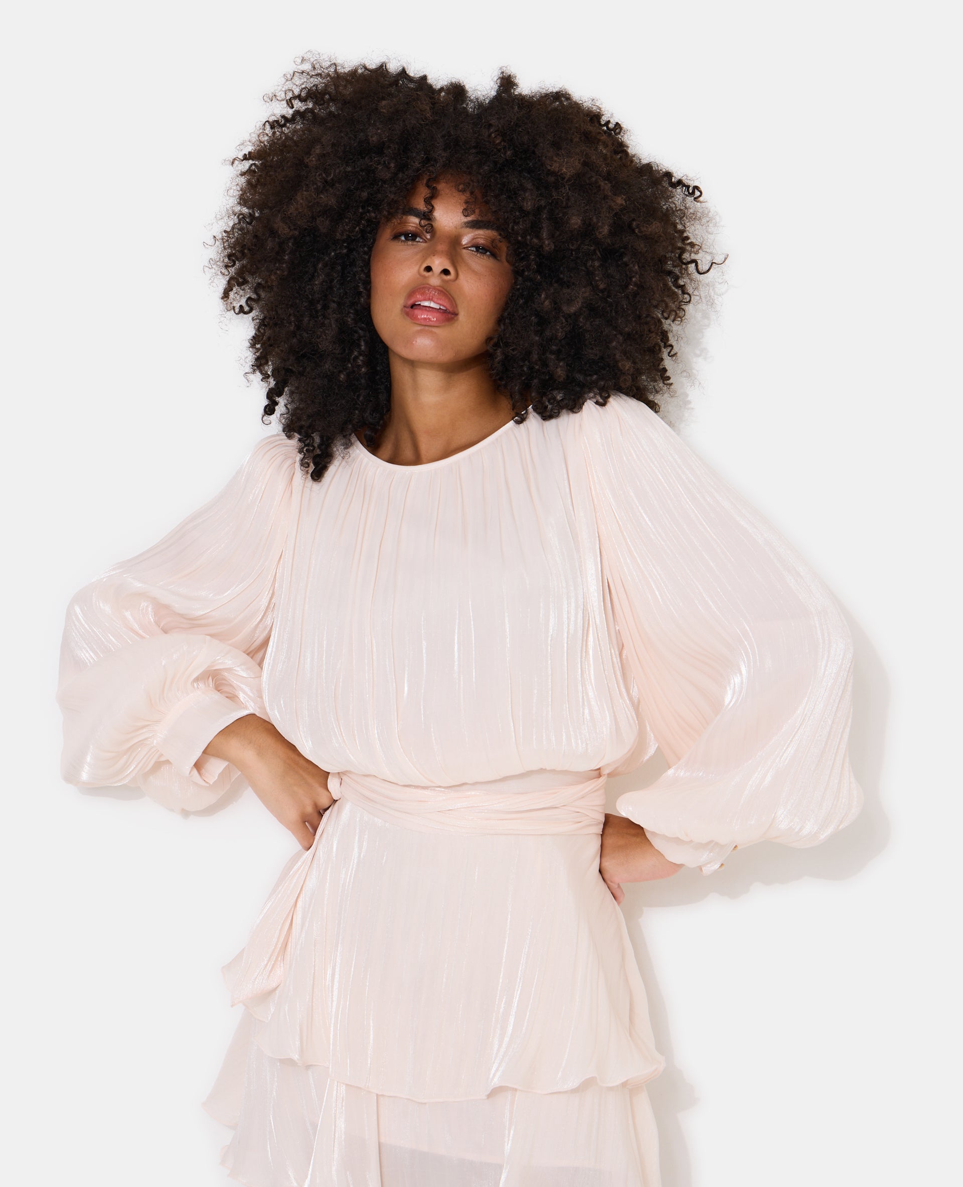 Robe en tissu brillant avec effet drapé