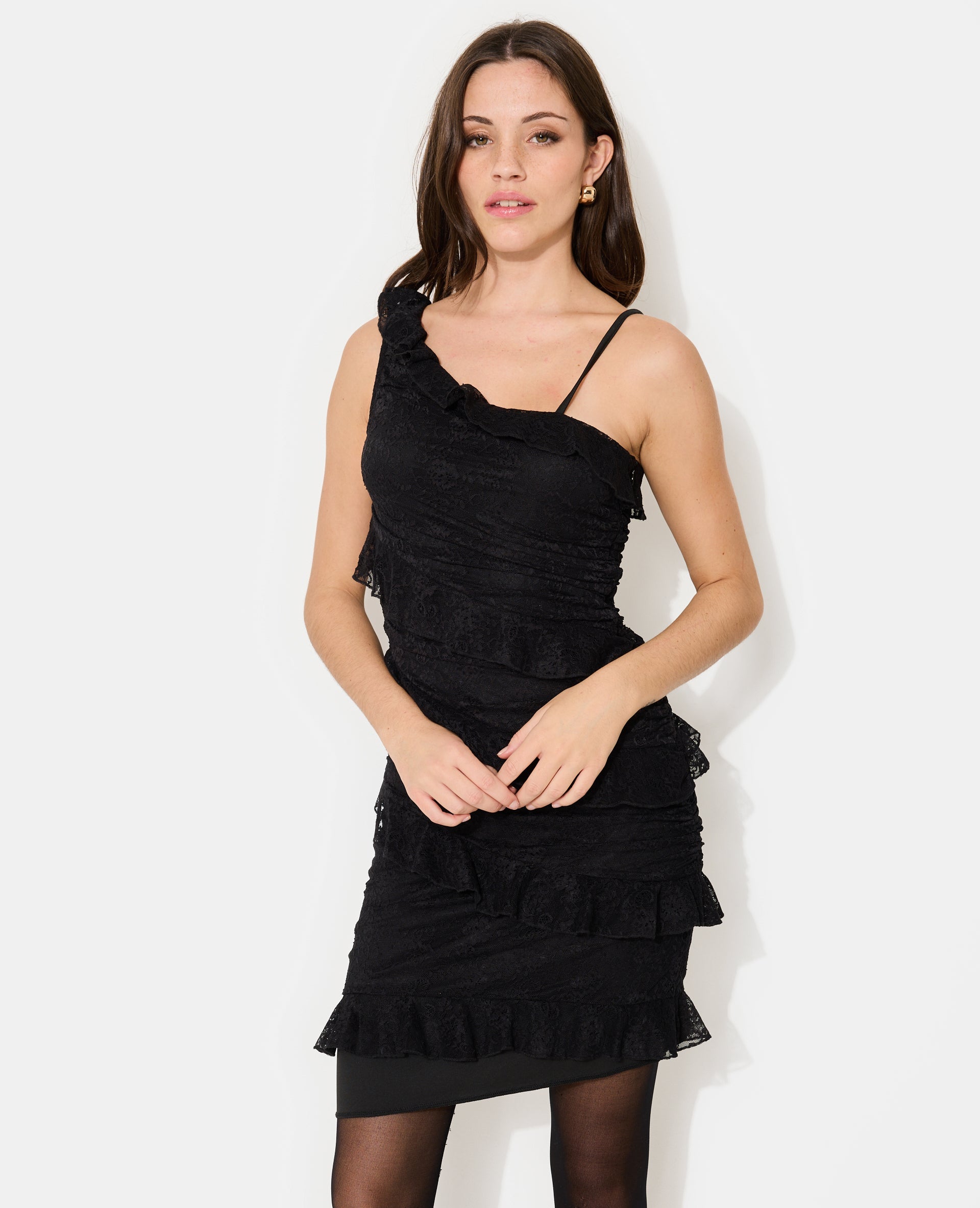 Robe courte asymétrique en dentelle et volants