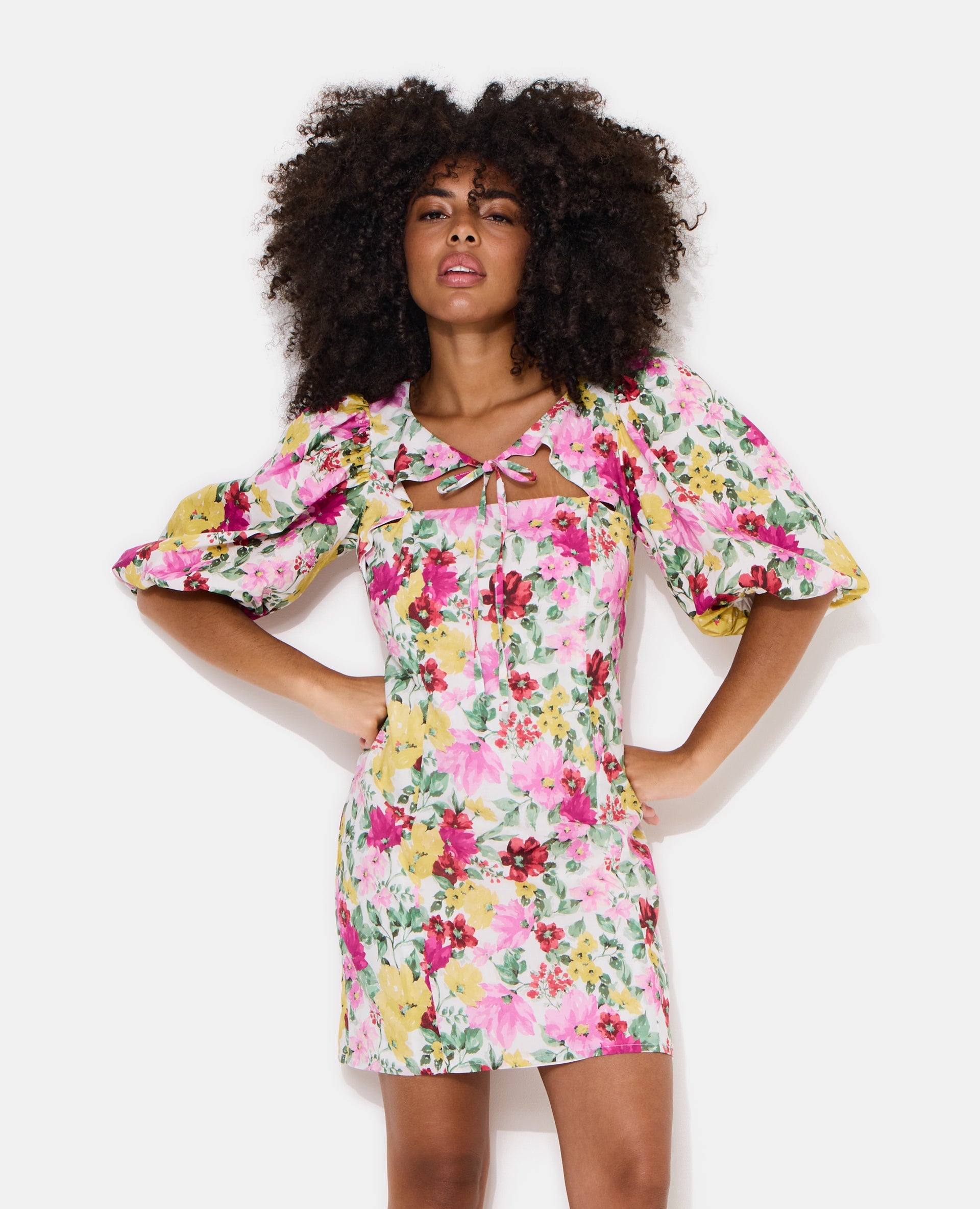 Robe courte manches ballons motif fleurs