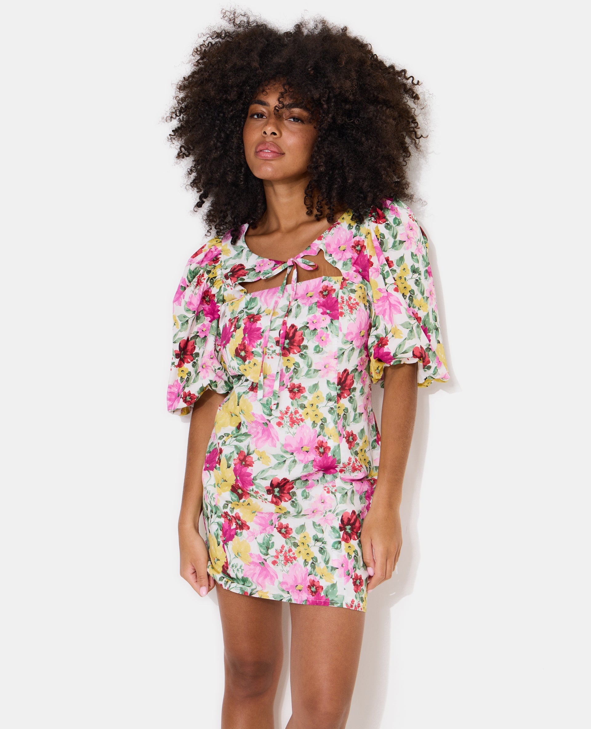 Robe courte manches ballons motif fleurs