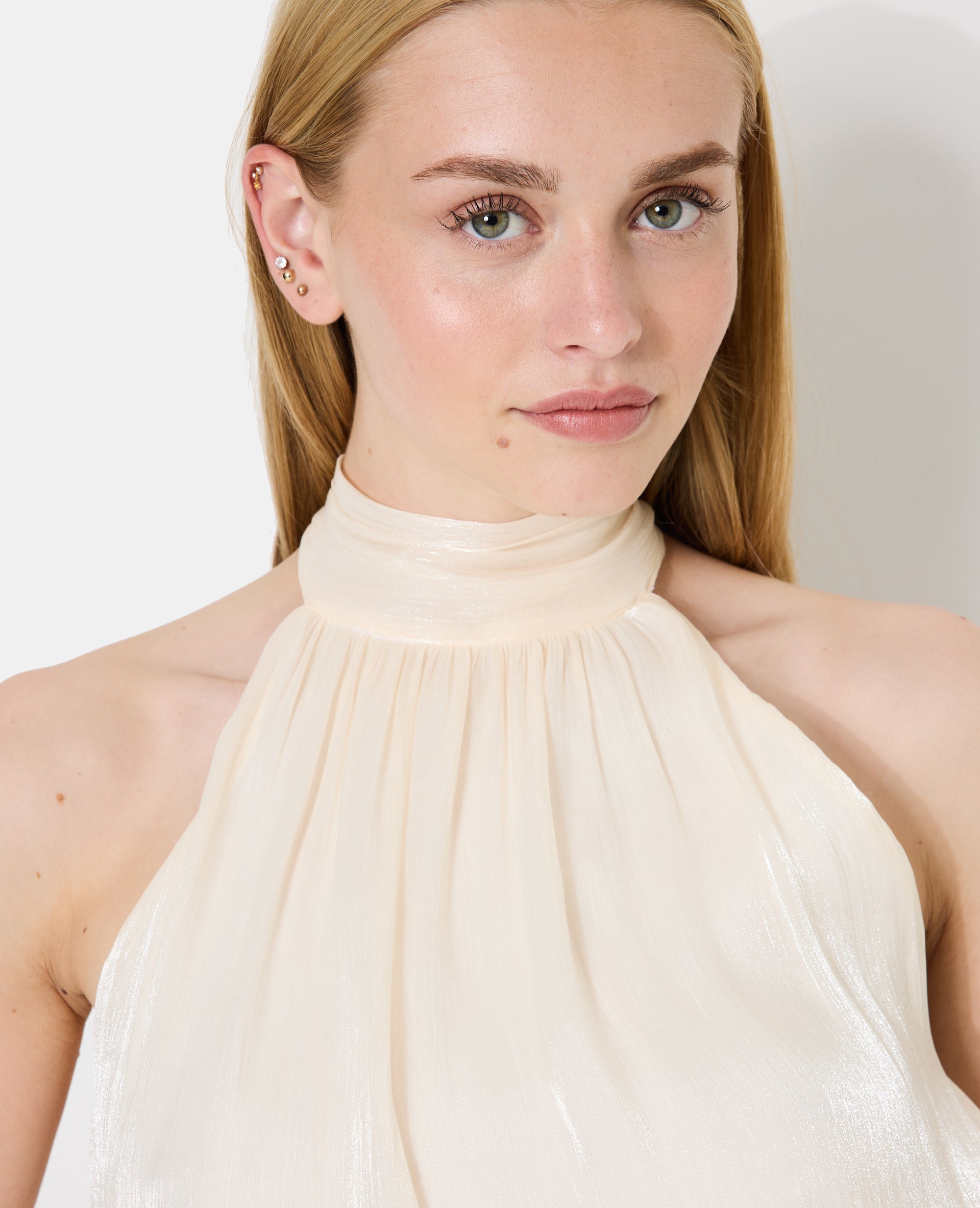 Robe courte dos-nu en satin