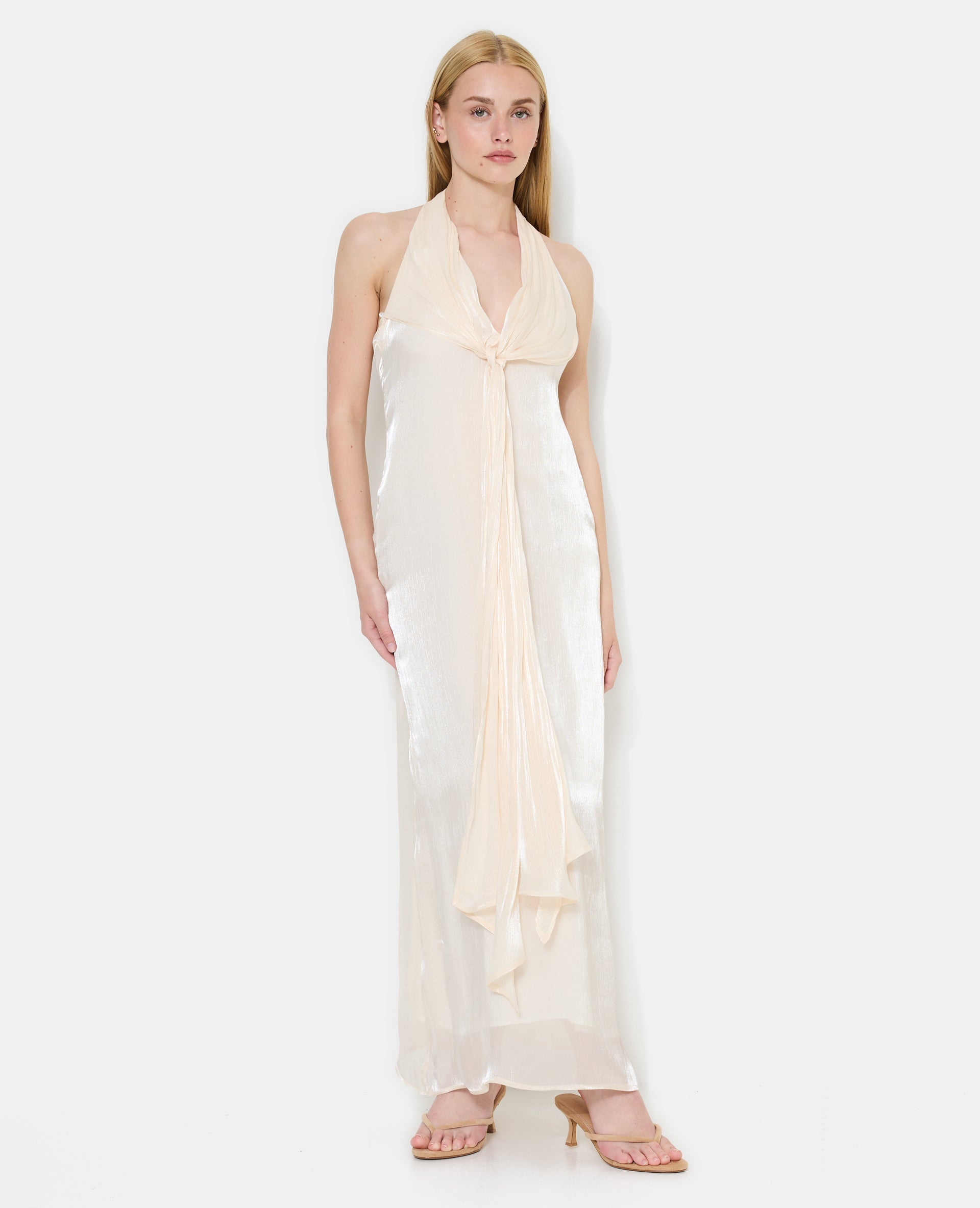 Robe longue dos-nu en satin avec pans à nouer