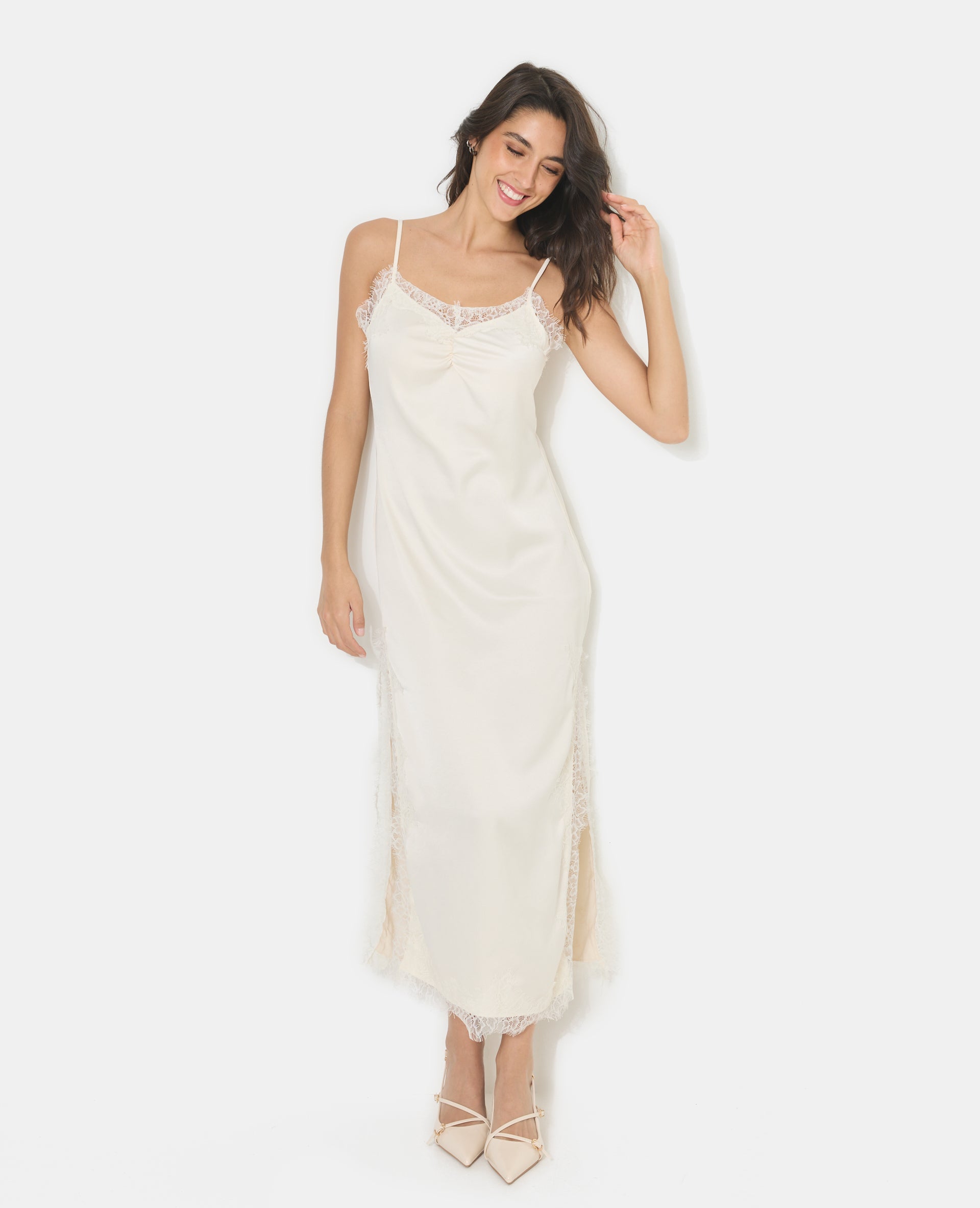 Robe longue en satin avec dentelle et fentes côtés