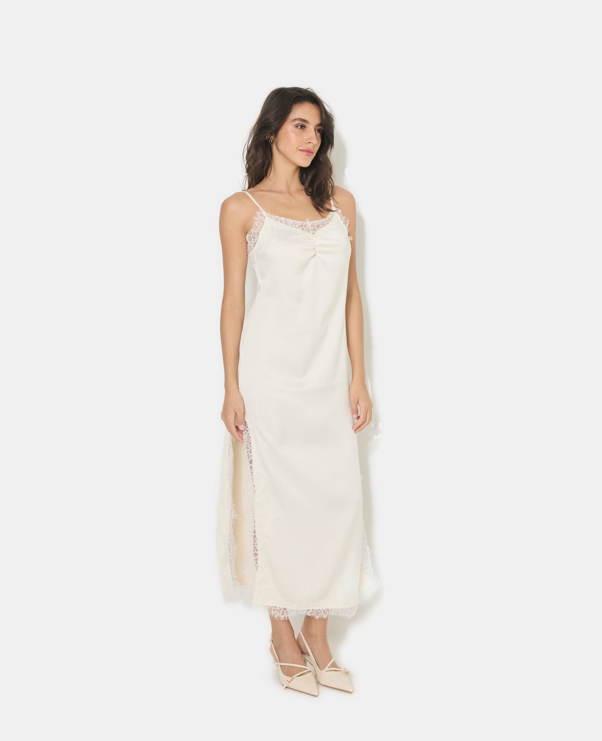 Robe longue en satin avec dentelle et fentes côtés