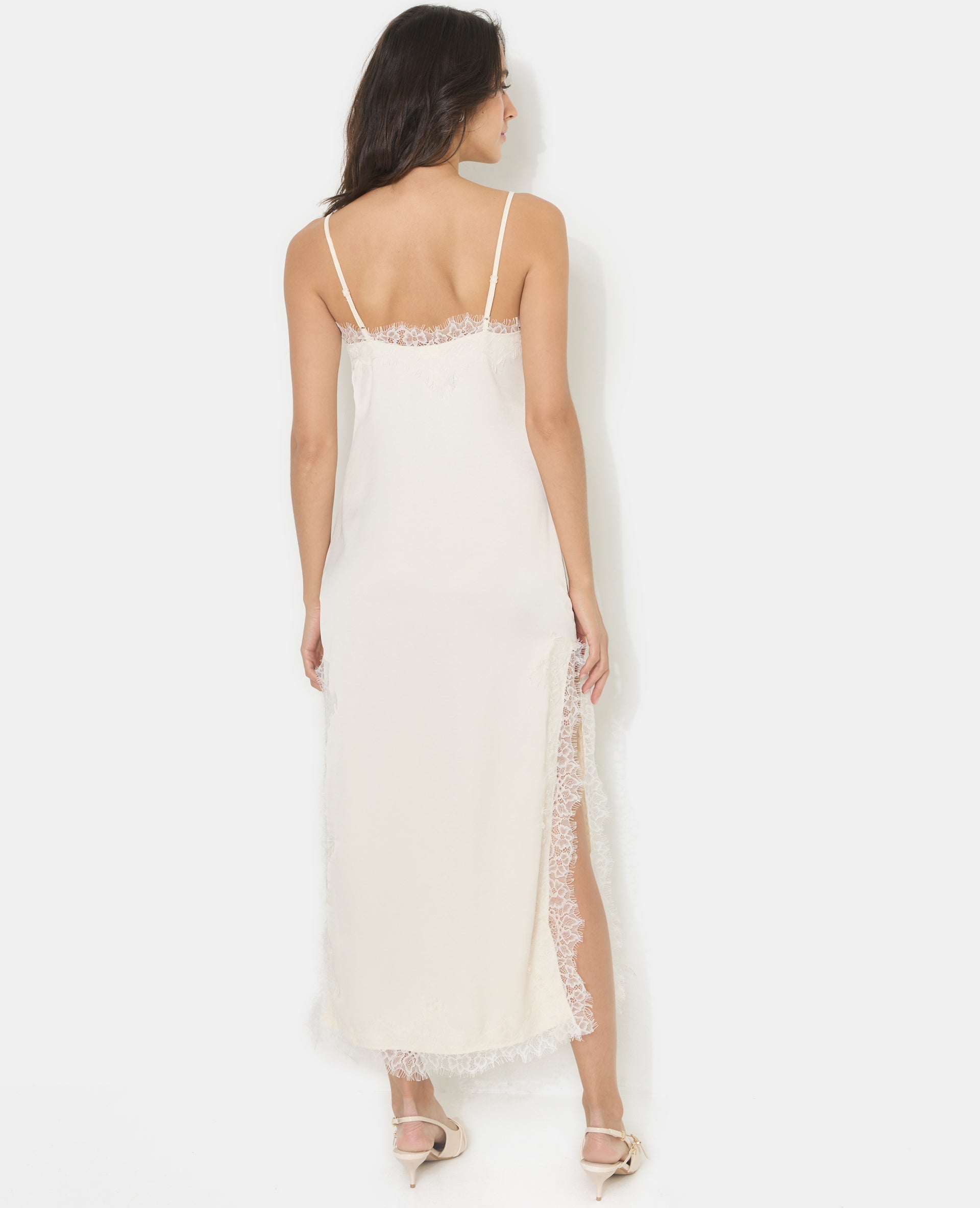 Robe longue en satin avec dentelle et fentes côtés