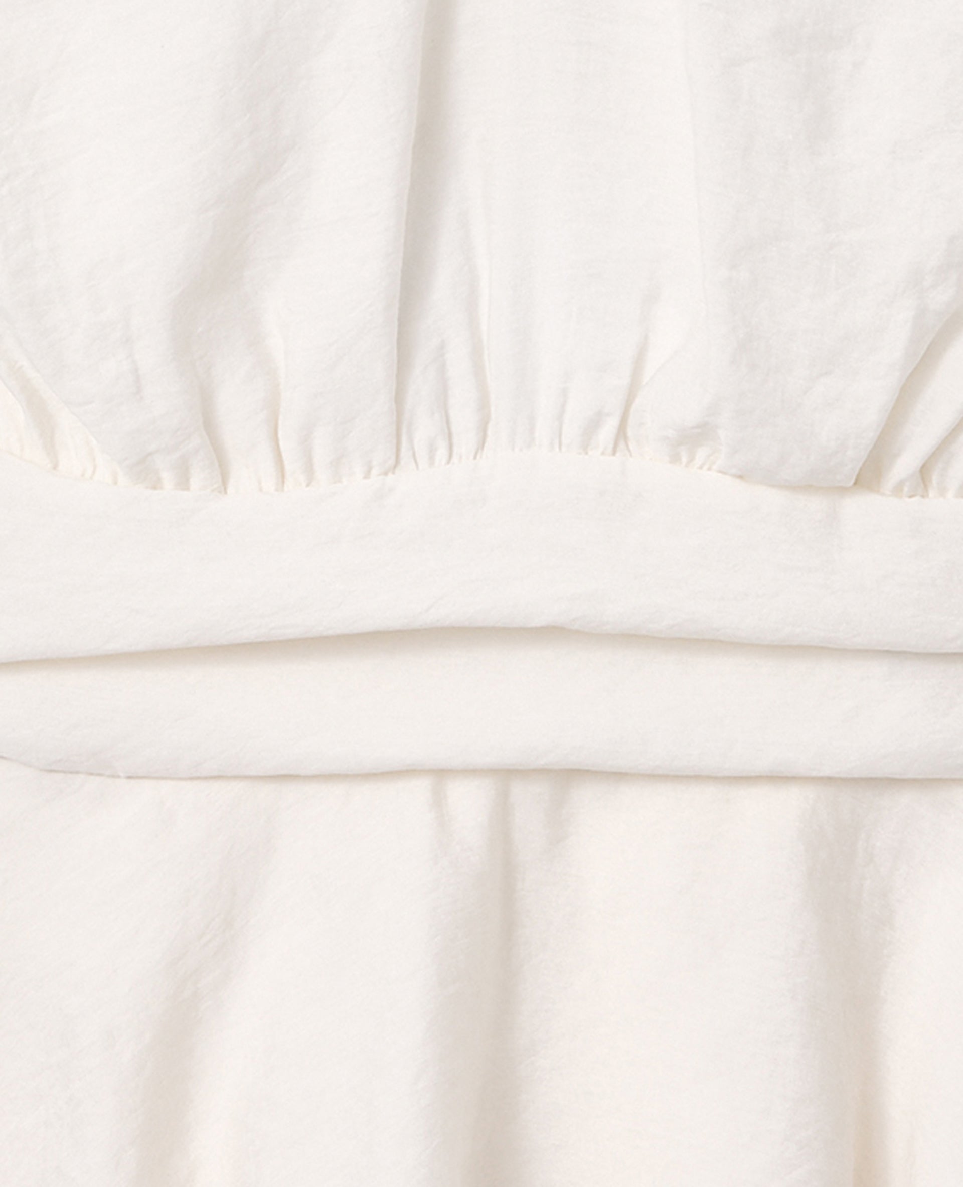 Robe courte dos-nu avec détail bijou étoile de mer