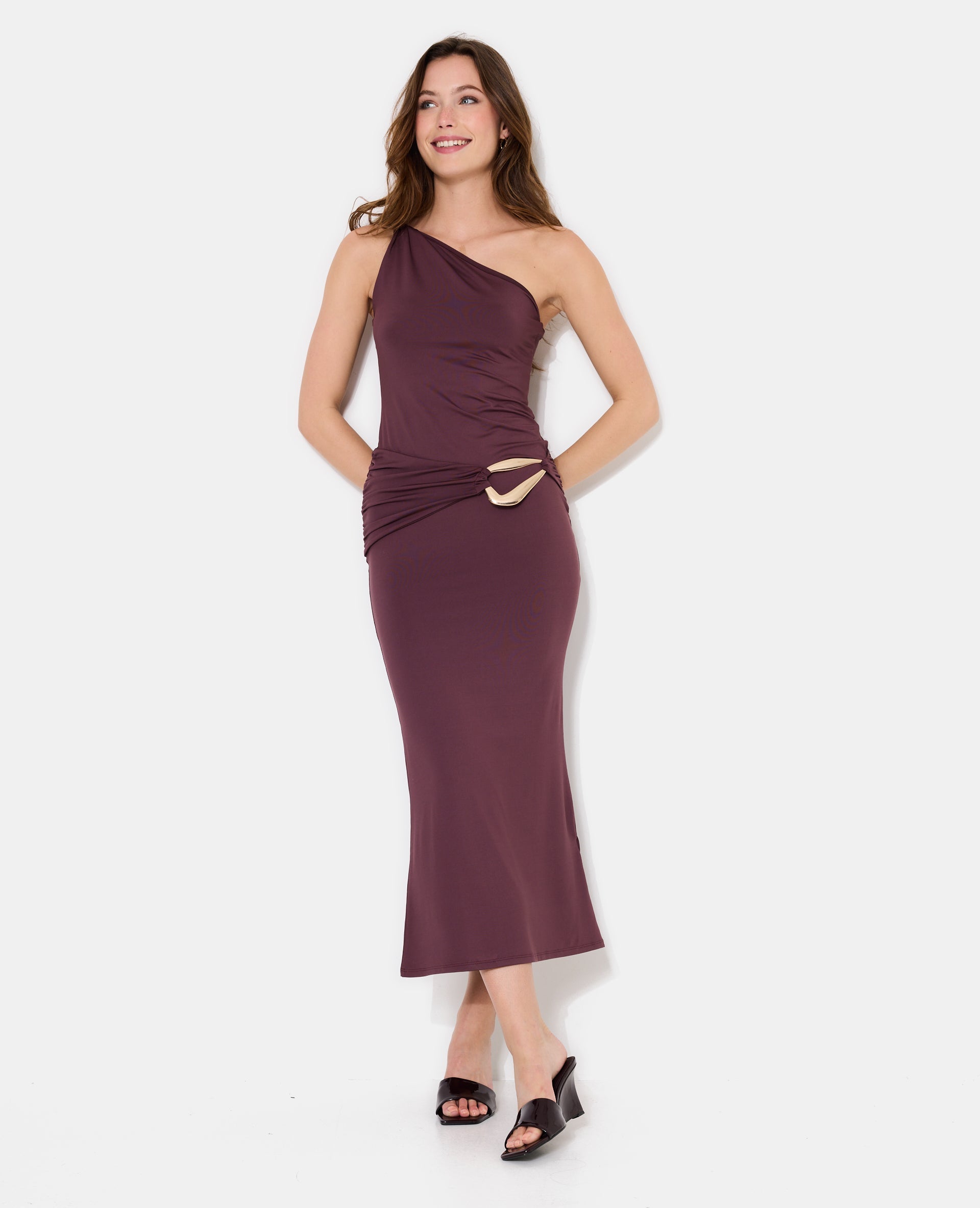 Robe longue asymétrique avec ceinture et boucle
