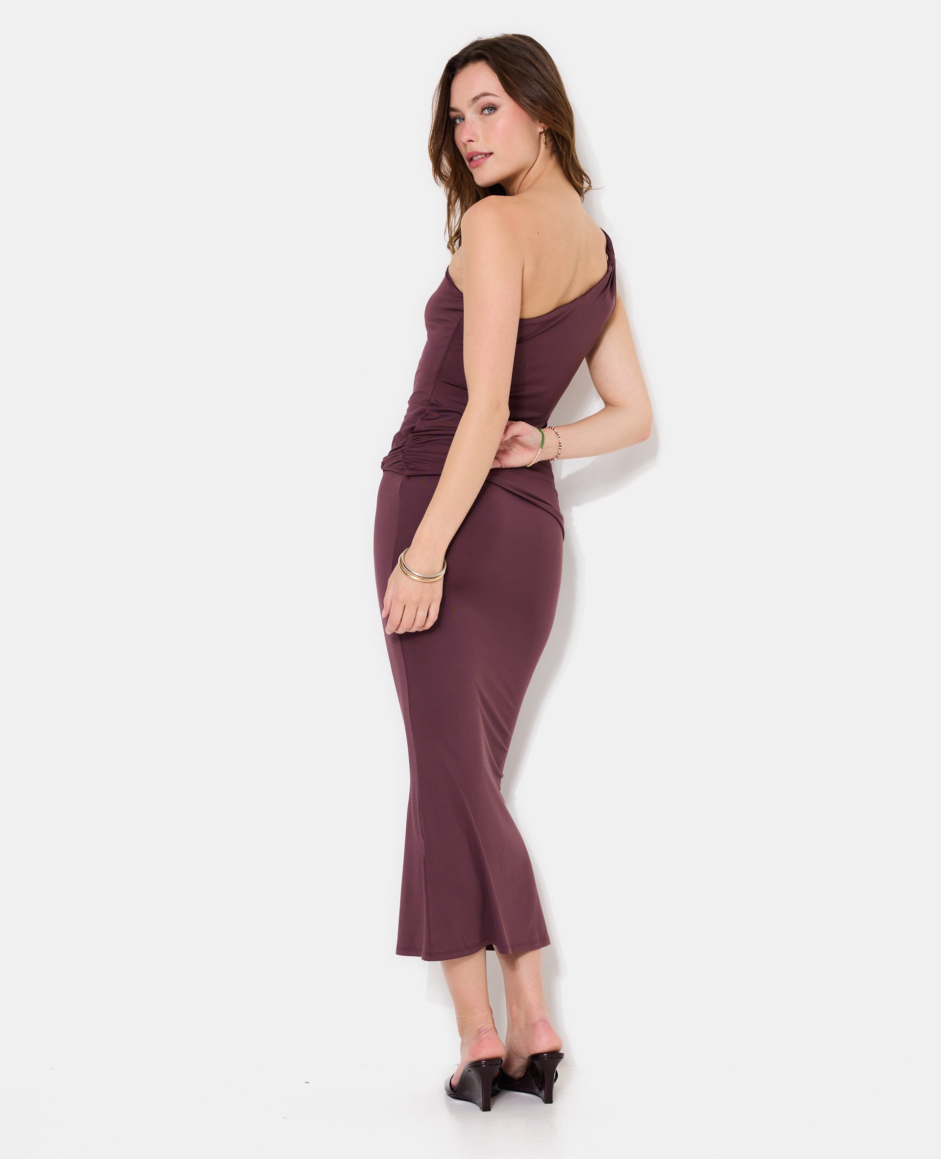 Robe longue asymétrique avec ceinture et boucle