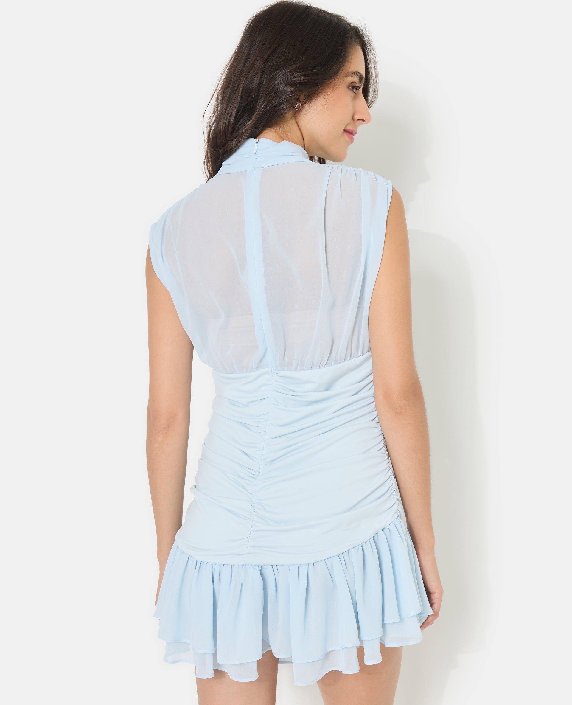 Robe courte avec fronces et volants