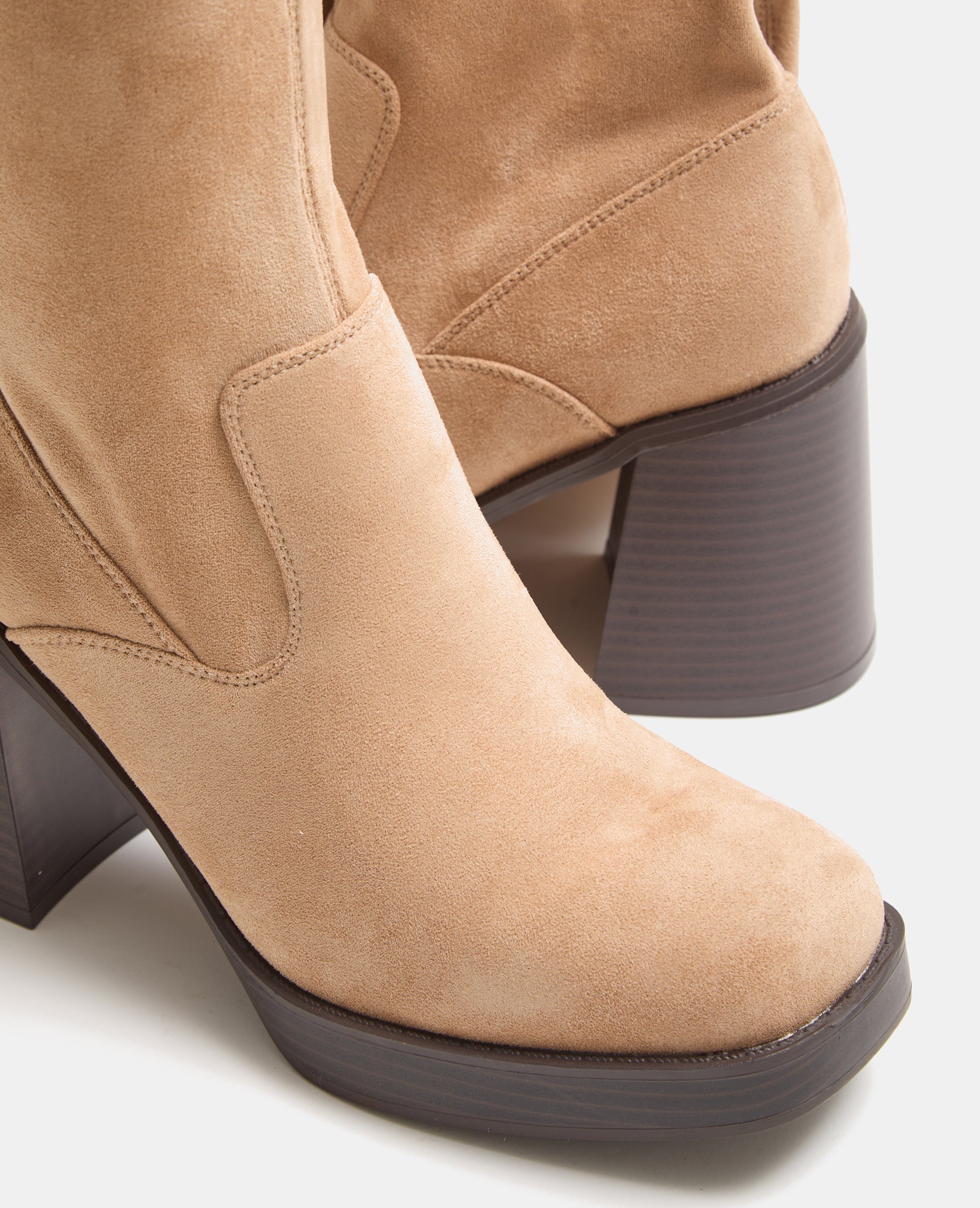 Bottes en suédine semelles plateformes et talons