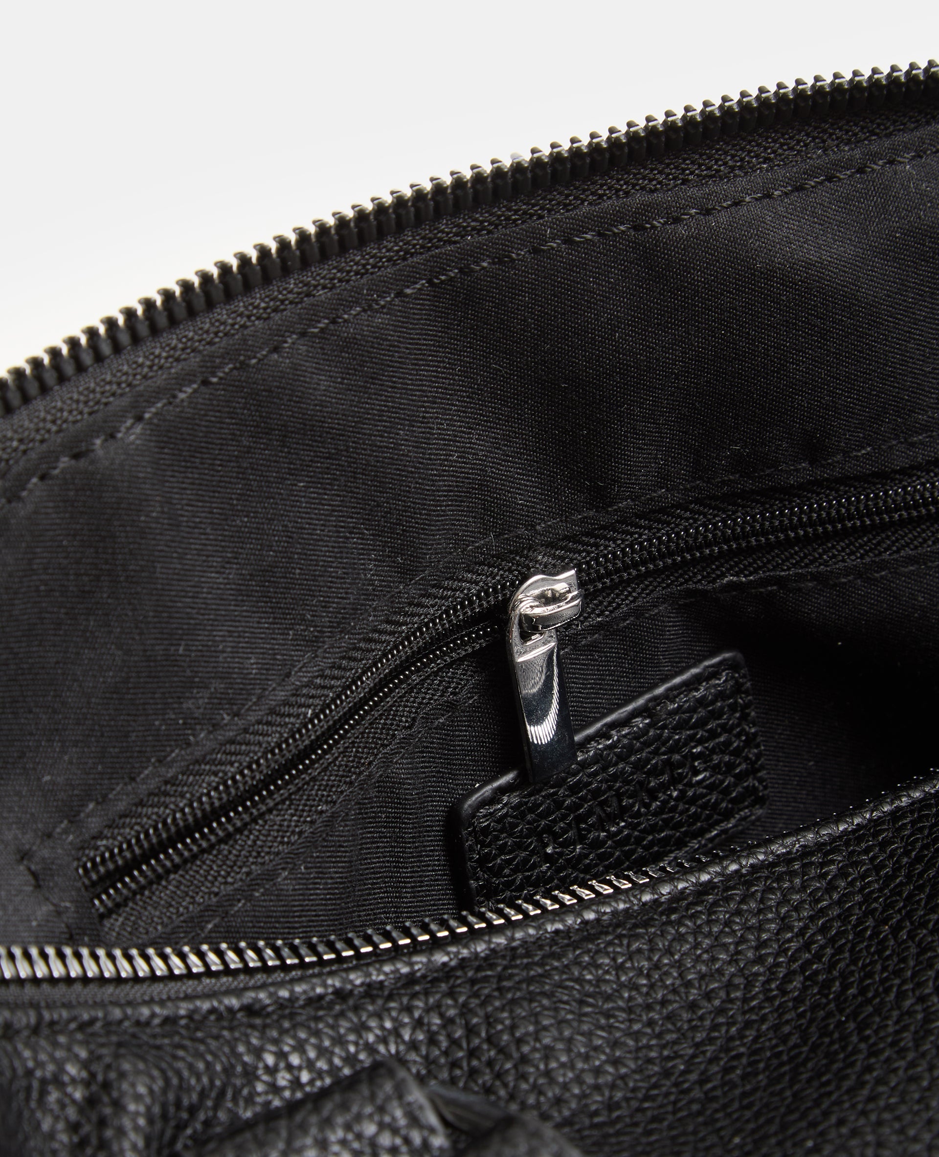 Sac simili effet cuir grainé avec détails clous et boucles